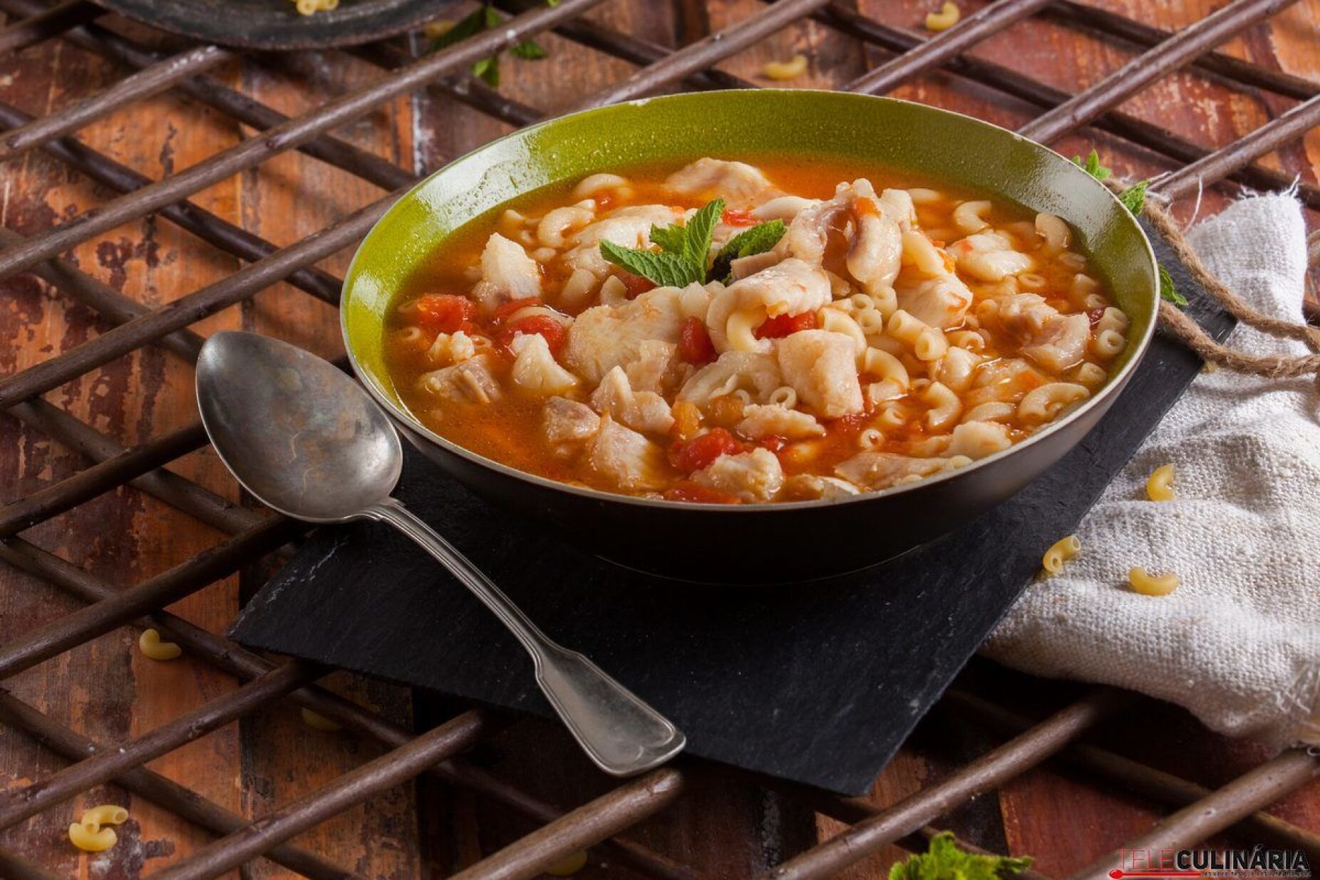 Sopa de cotovelinhos com pescada e hortelã