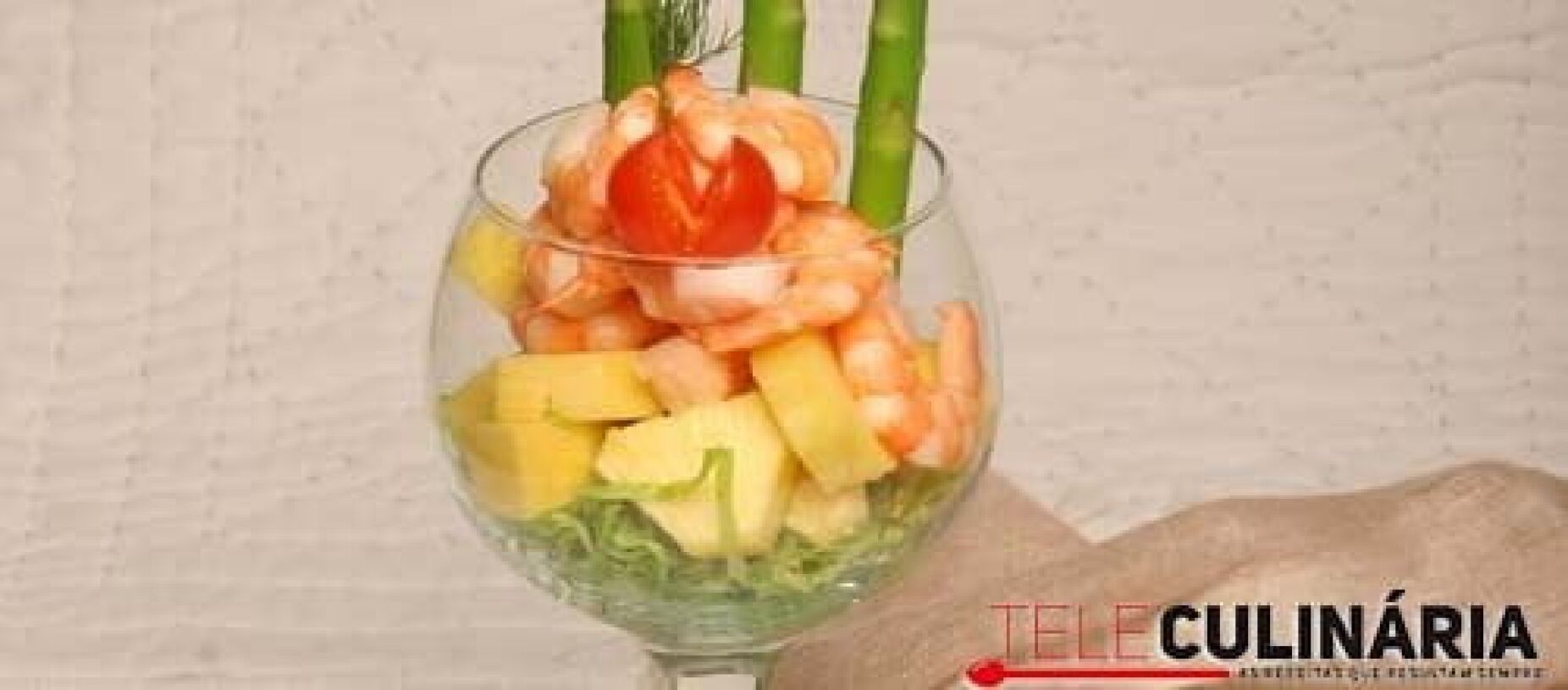 Salada de espargos com camarão e ananás