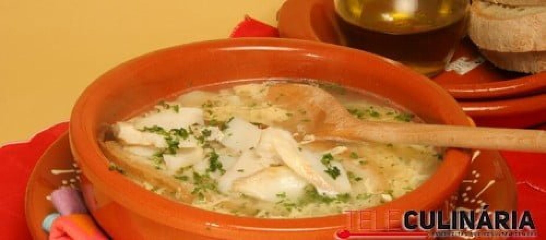 Sopa de bacalhau com ovos esfarrapados