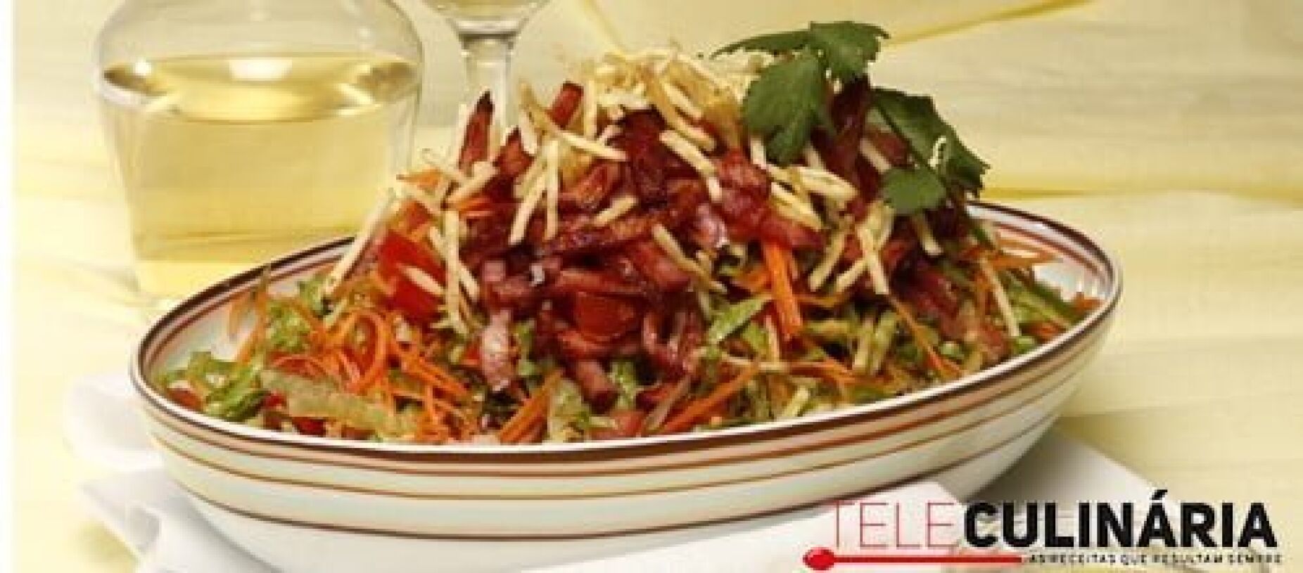 Salada colorida com bacon