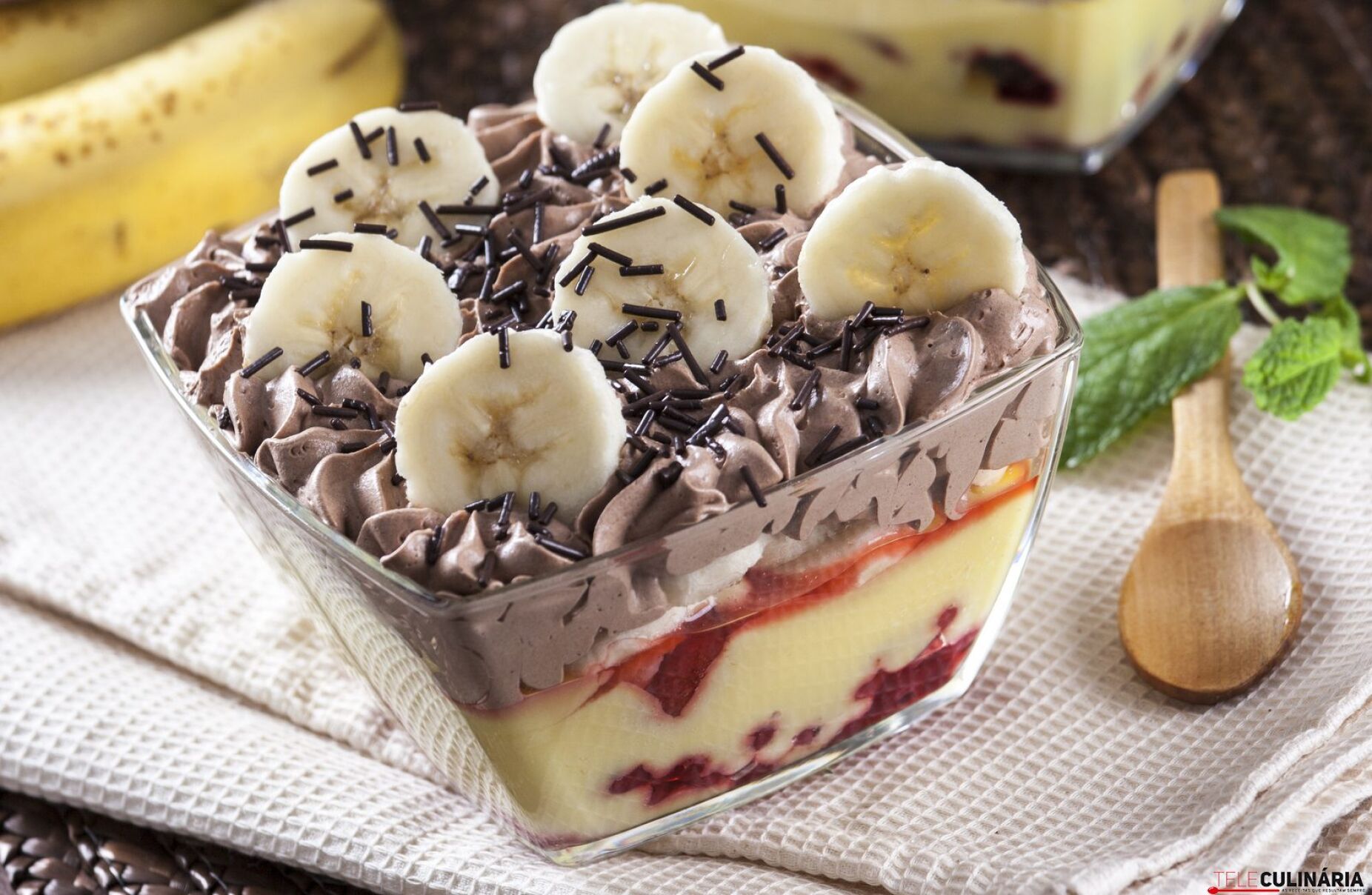 Trifle de banana com frutos vermelhos e chocolate