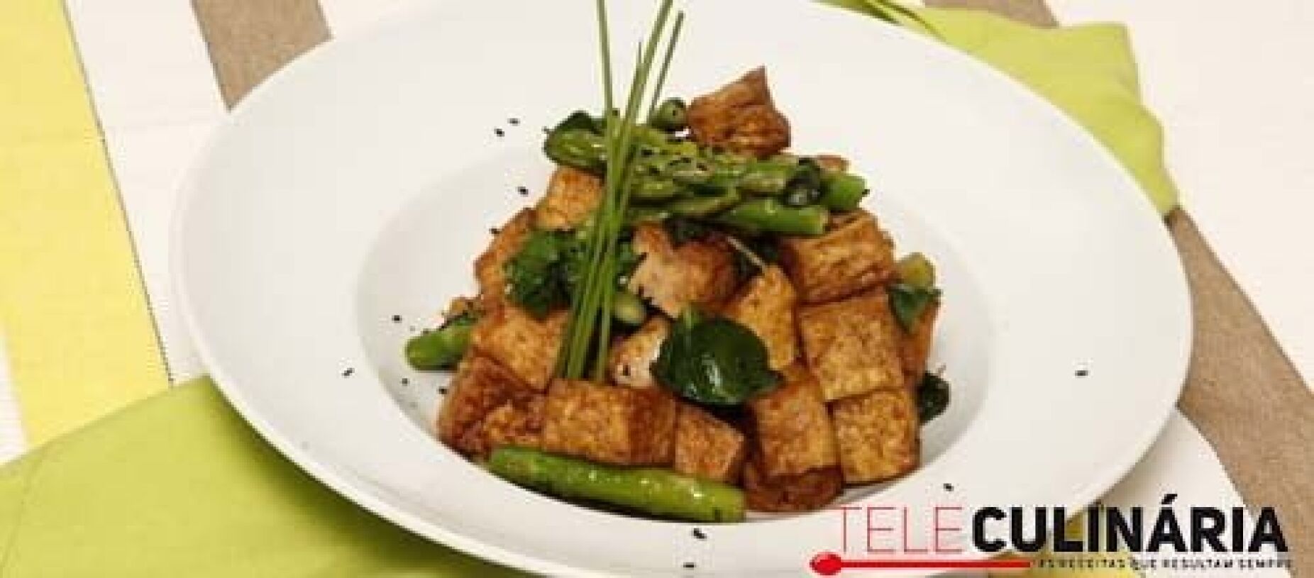 Cubinhos de tofu com sésamo e molho shoyo