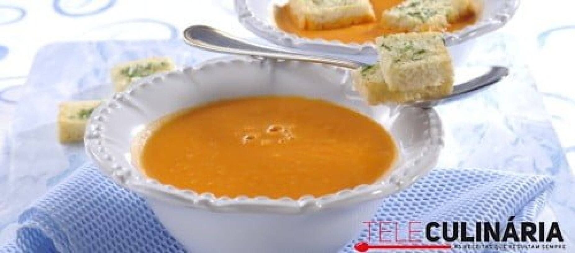 Sopa de tomate com tostas aromáticas