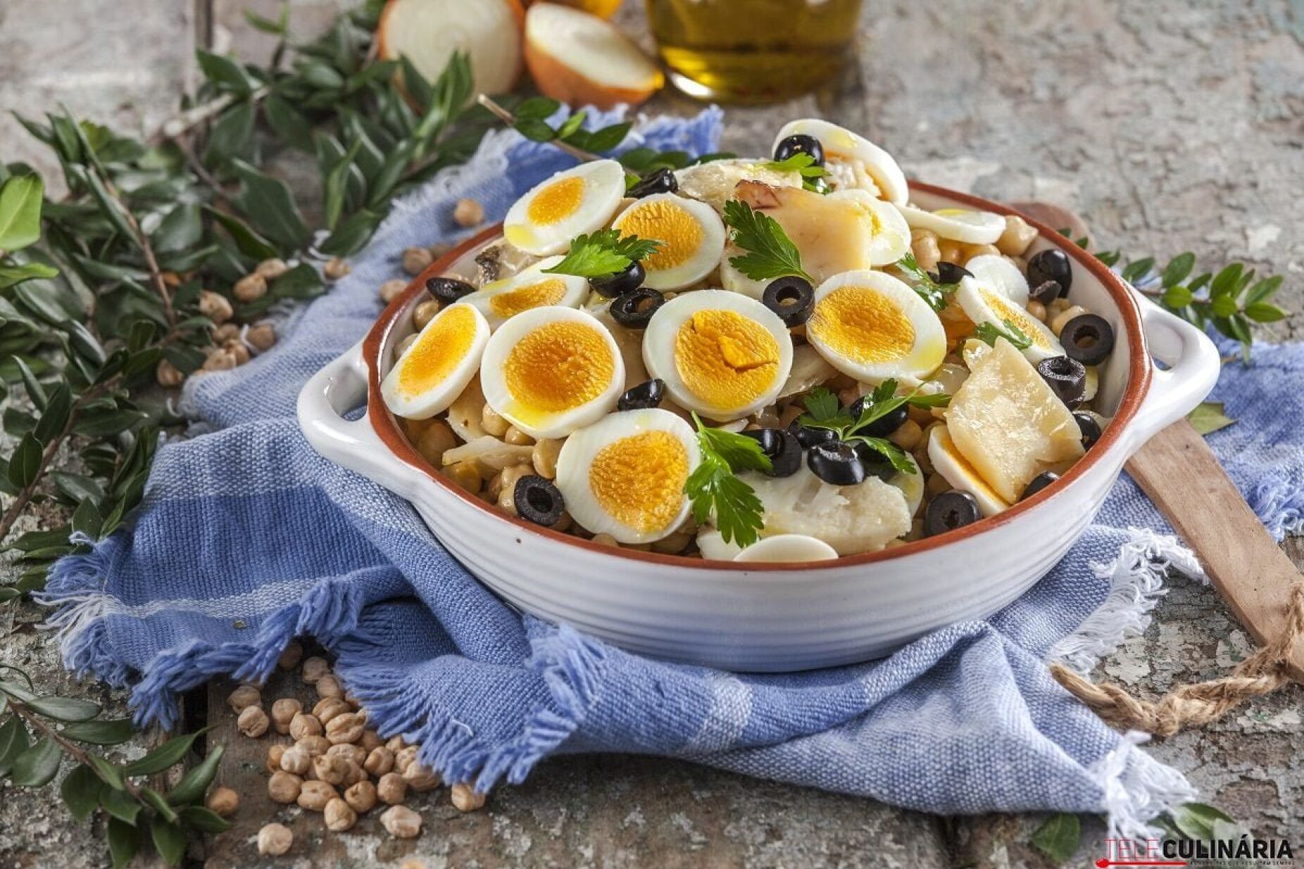 Salada de bacalhau com grão e ovo
