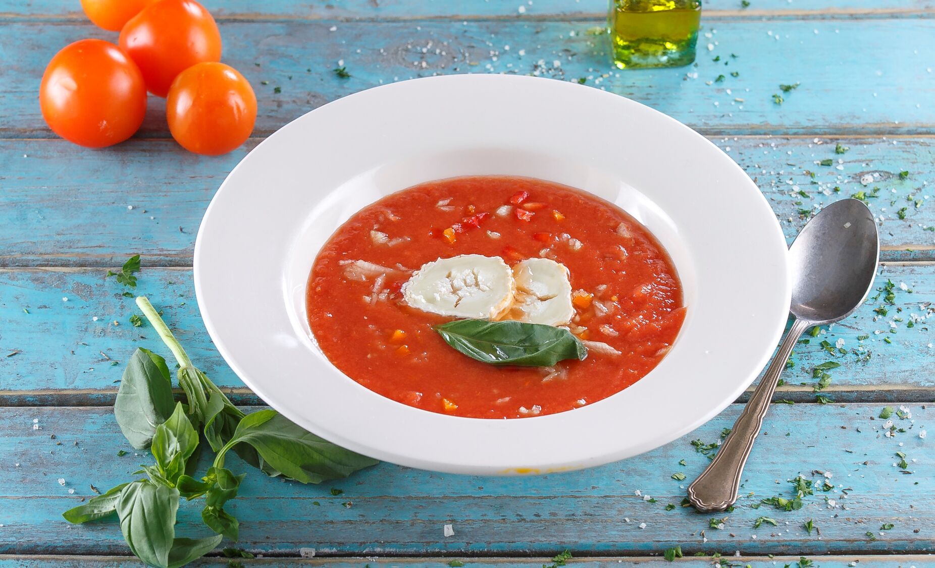Sopa de tomate com queijo de cabra