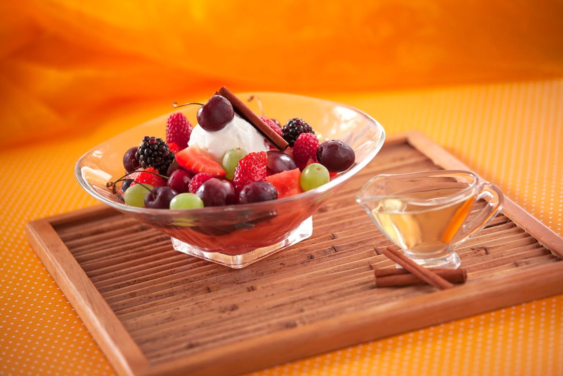 Salada de frutos vermelhos com gelado de nata