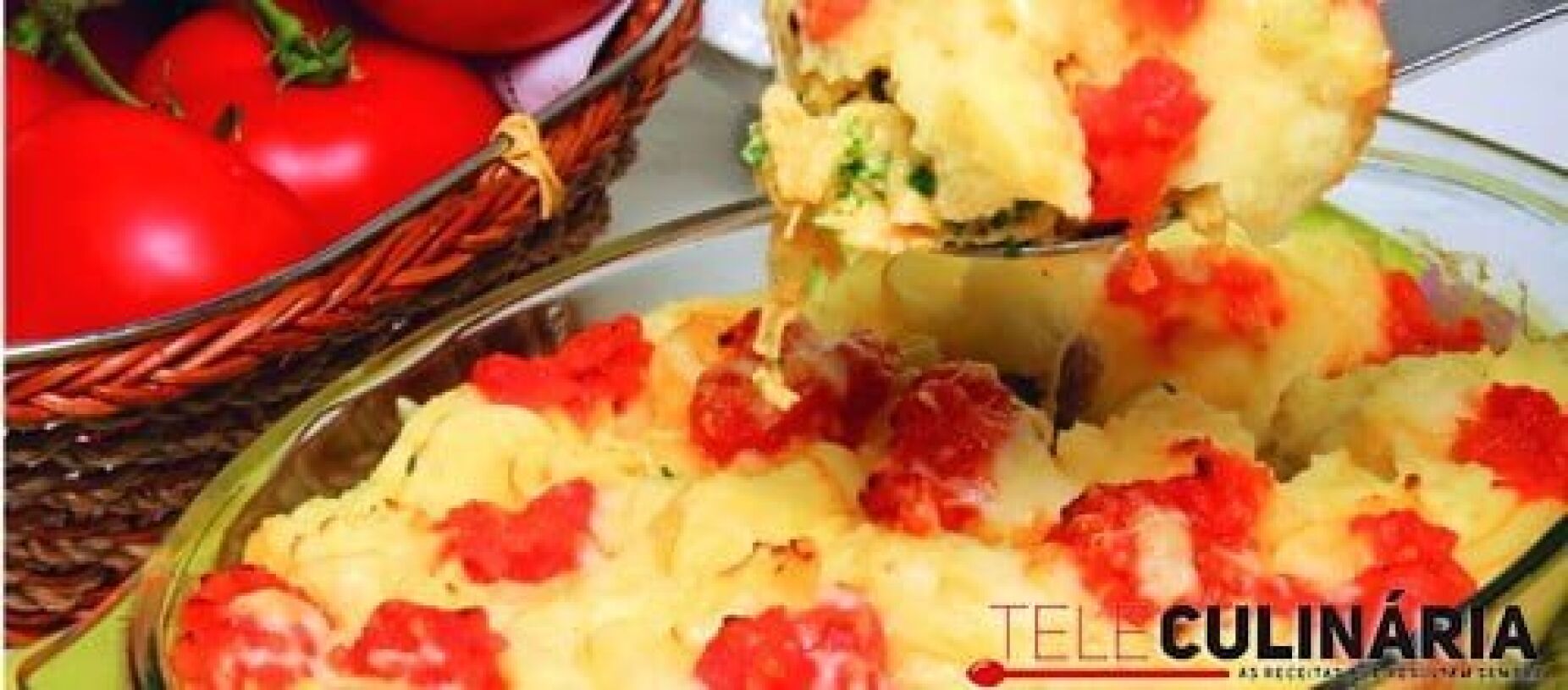 Empadão de salsichas  e tomate com ovos mexidos