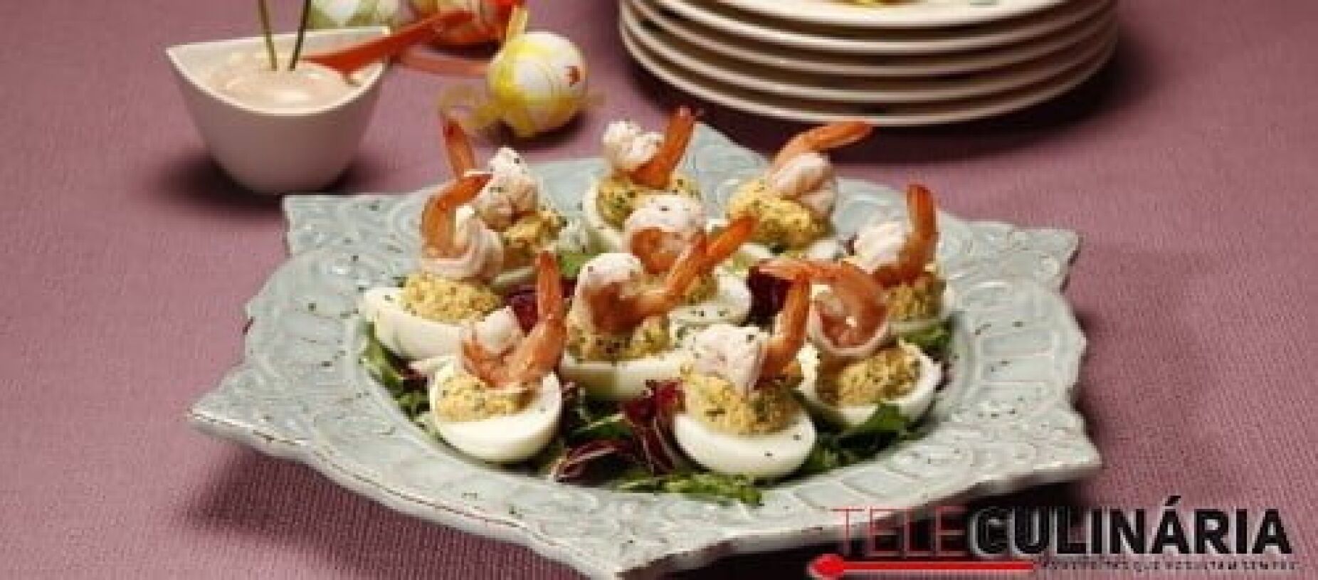 Salada de ovos com camarão e molho cocktail