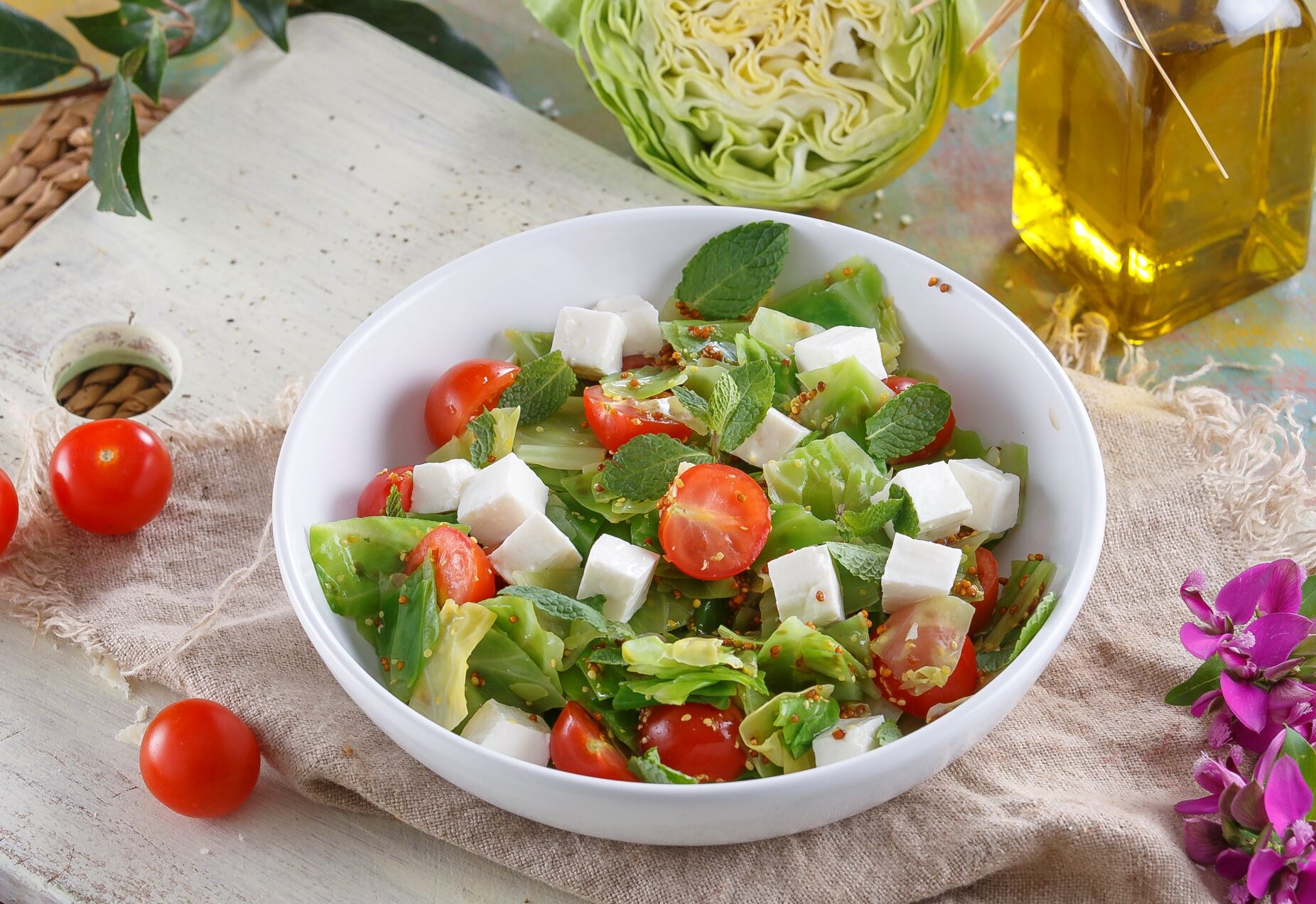 Salada de couve com tomate e queijo fresco