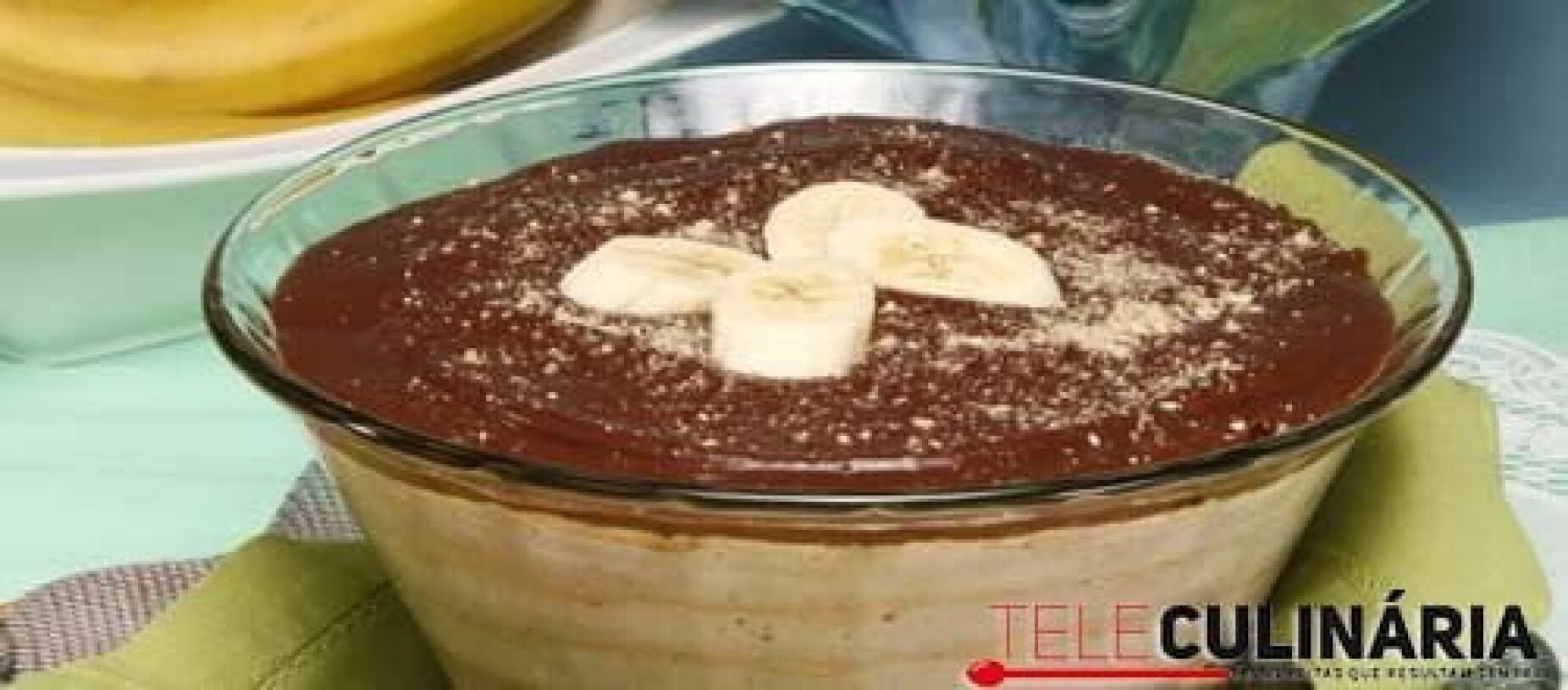Mousse de banana com molho de chocolate