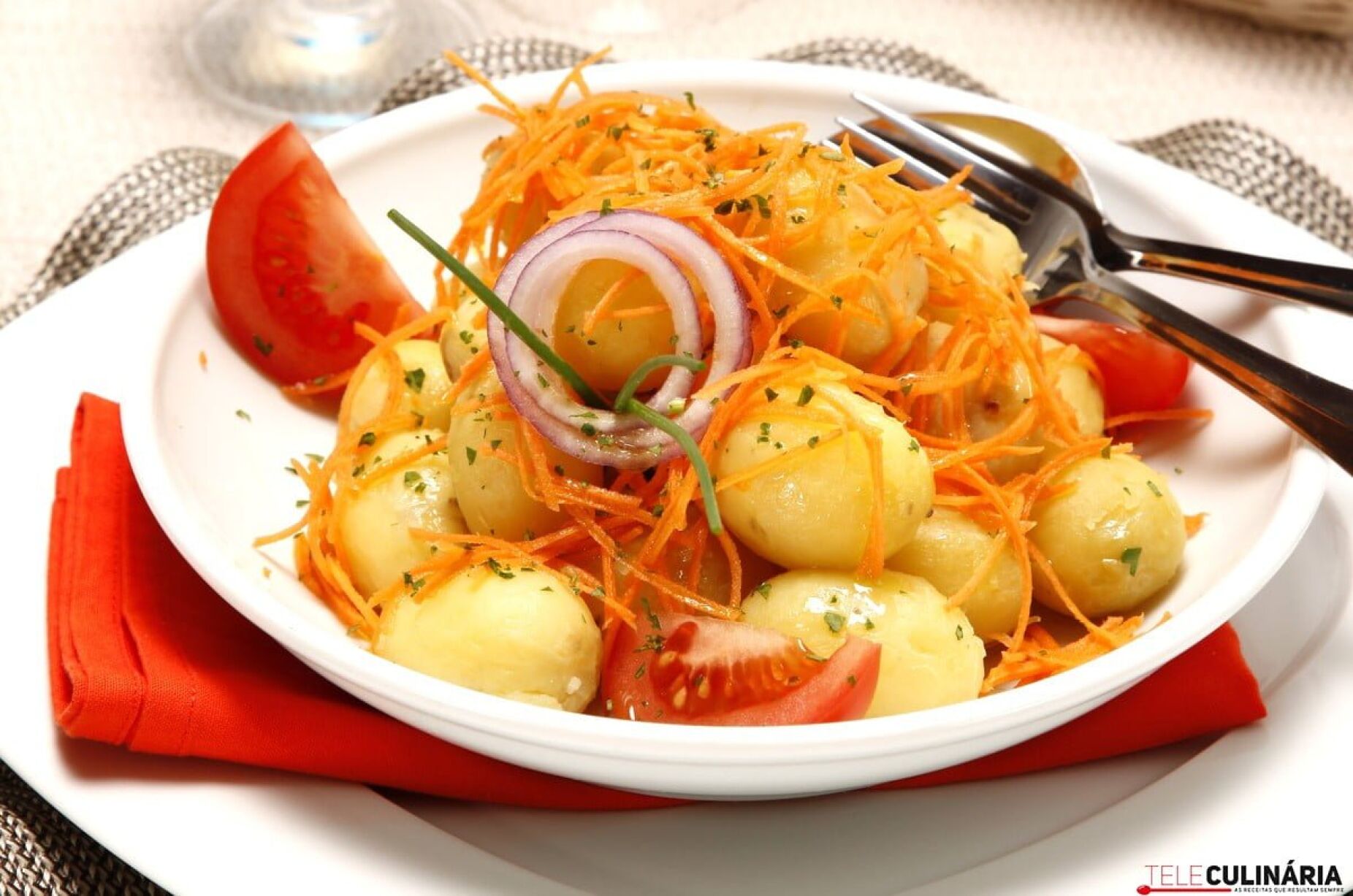 Salada de batata com molho vinagrete