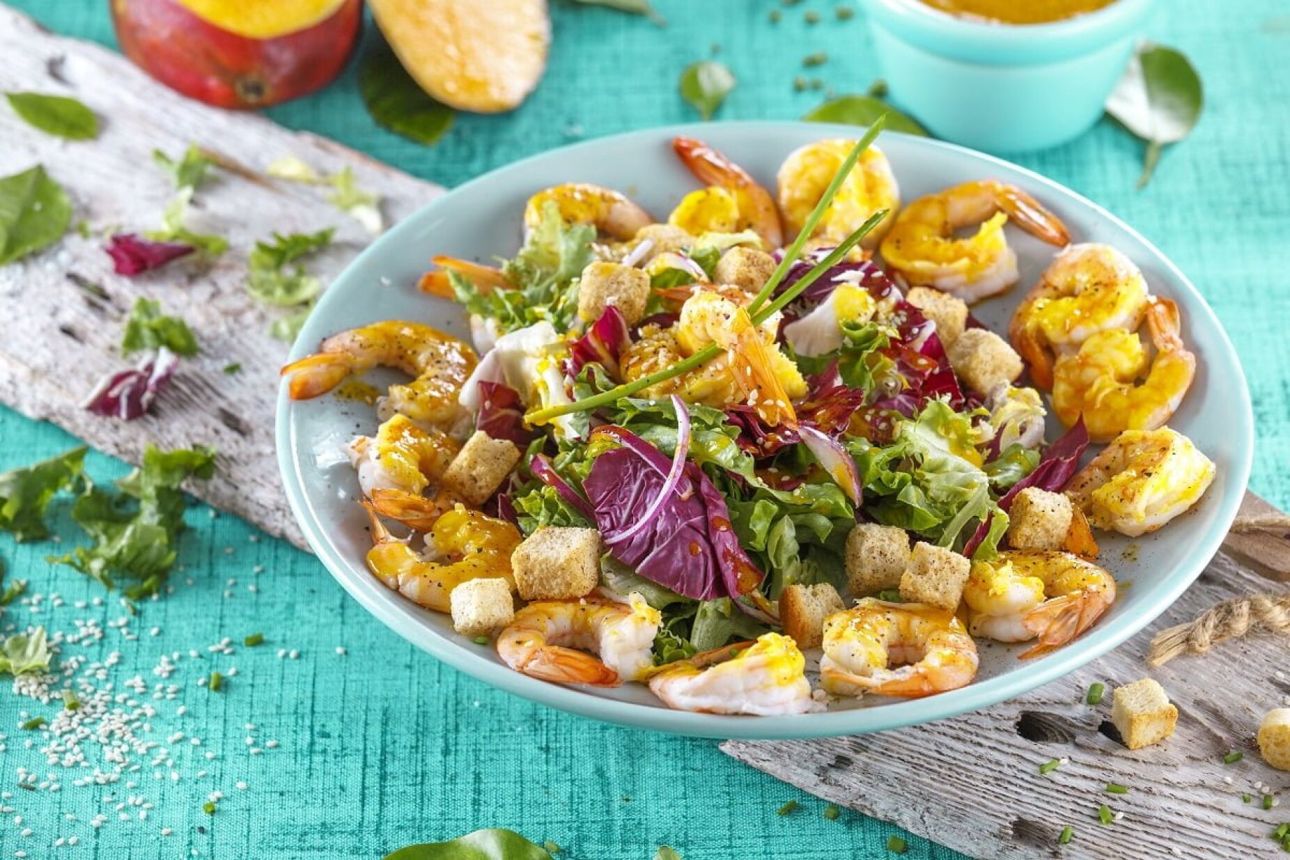 Salada de alface e camarão com vinagrete de manga