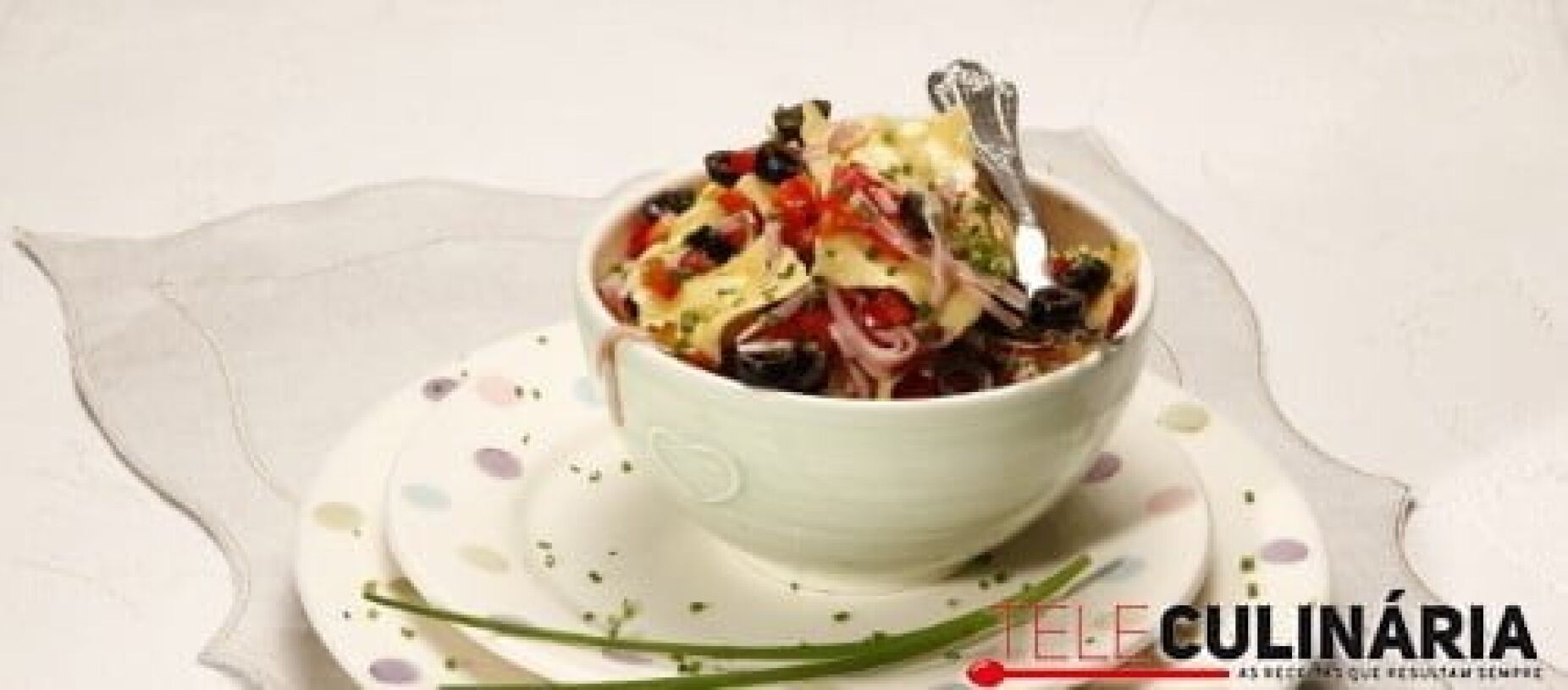 Salada de raviólis com fiambre e cebolinho