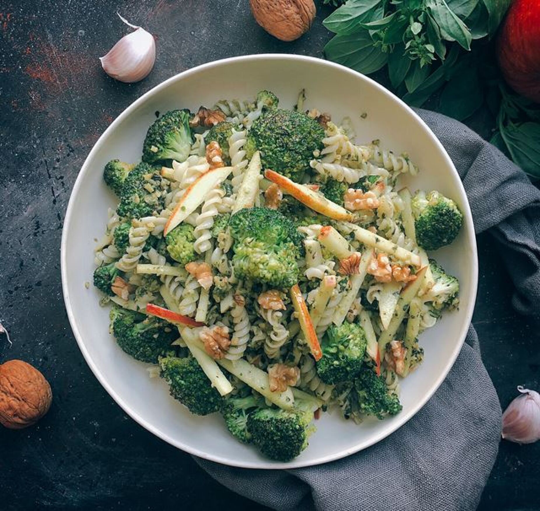 Salada de Massa com Brócolos, Nozes e Maçã
