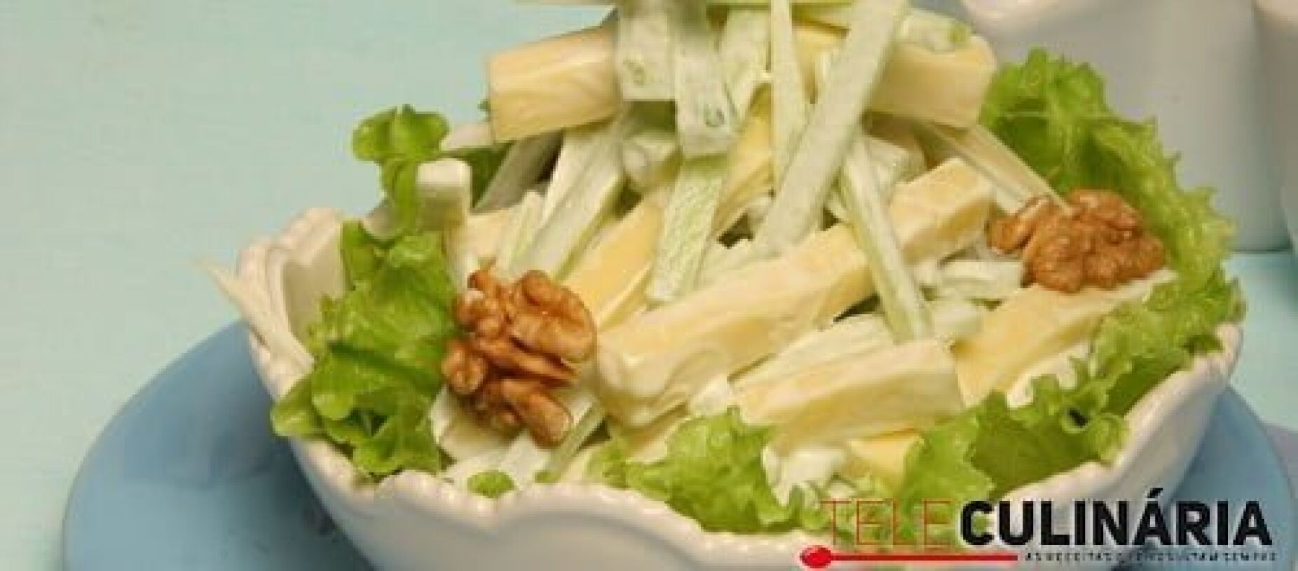 Salada de aipo com queijo e nozes