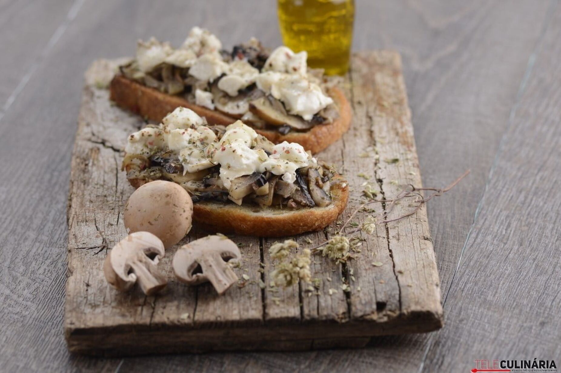 Tostas de cogumelos e queijo de cabra gratinado