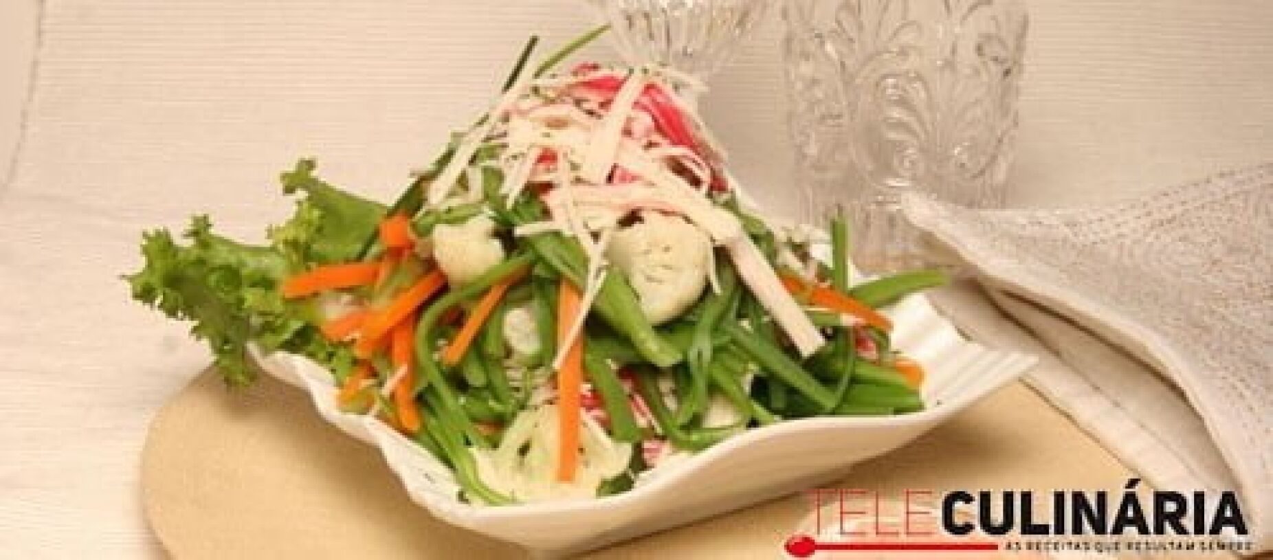 Salada de vegetais com palitos do mar