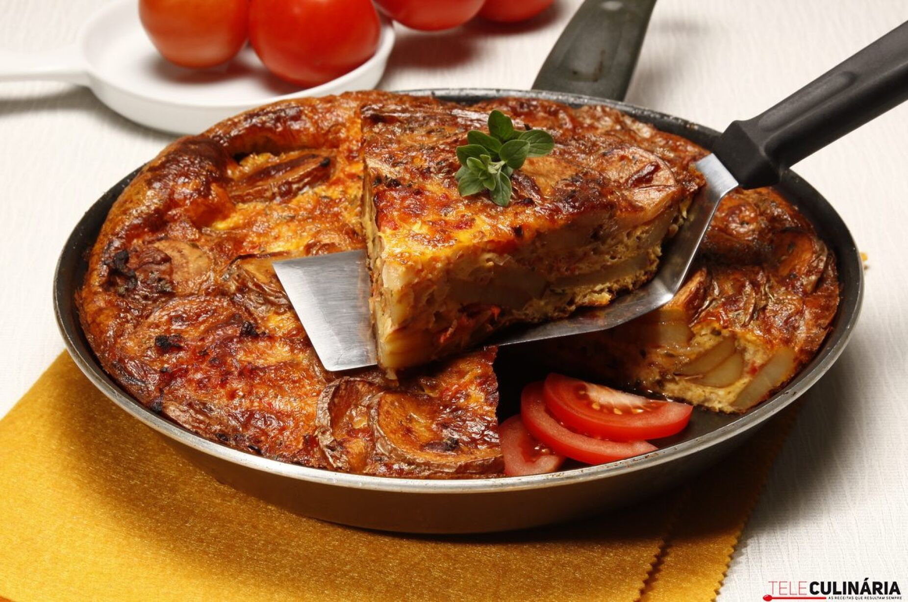 Tortilha de batata com tomate e queijo