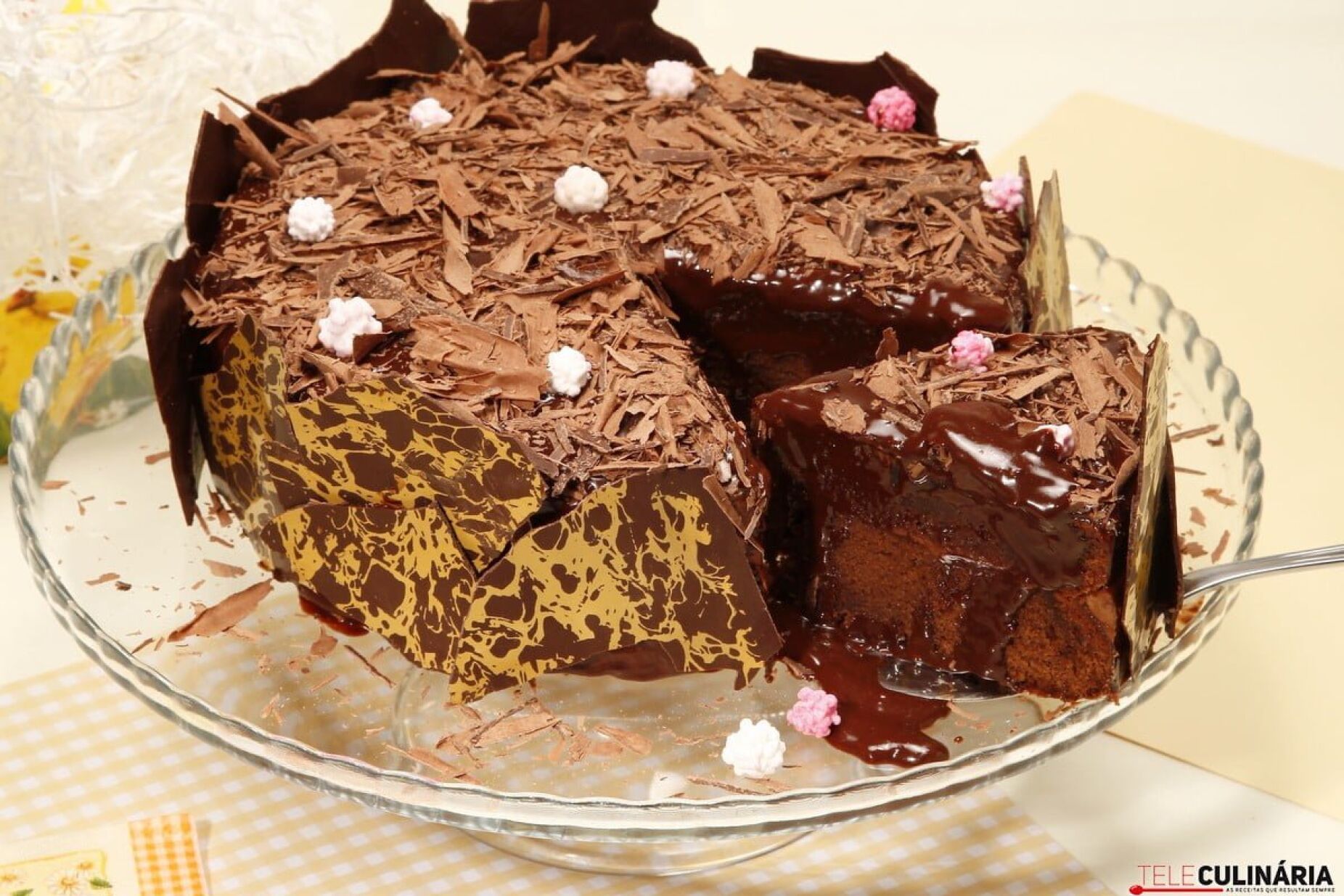 Bolo de chocolate com recheio e cobertura de chocolate