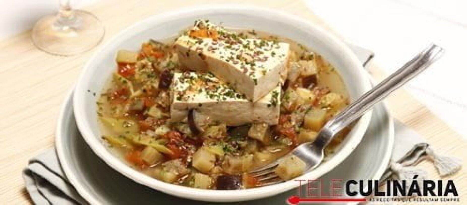 Estufado de legumes e tofu com sementes de linhaça