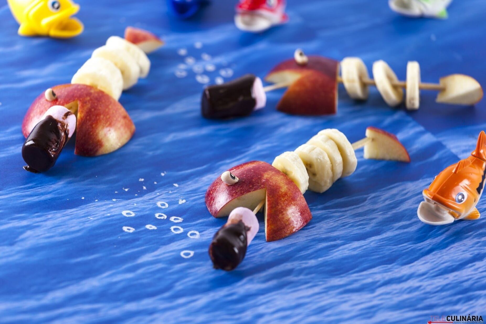 Peixinhos de fruta e marshmallows com chocolate