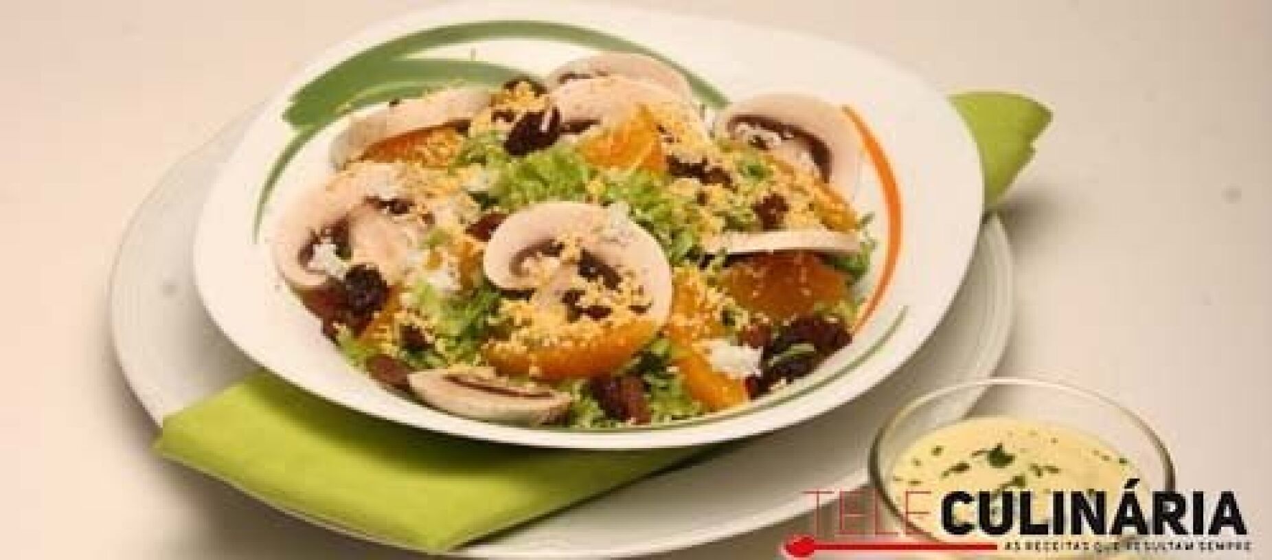 Salada de alface frisada com cogumelos e sultanas