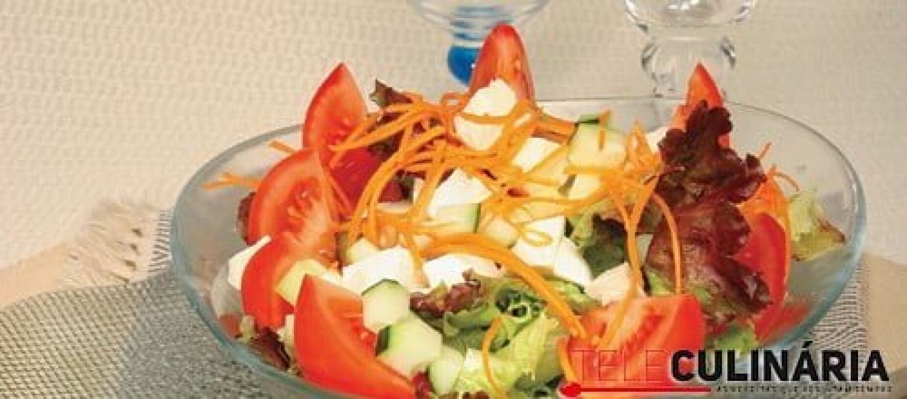 Salada de legumes com mozzarella fresco