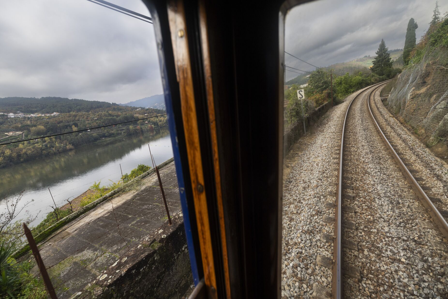 Linha do Douro suspensa entre Tua e Régua devido a queda de pedras