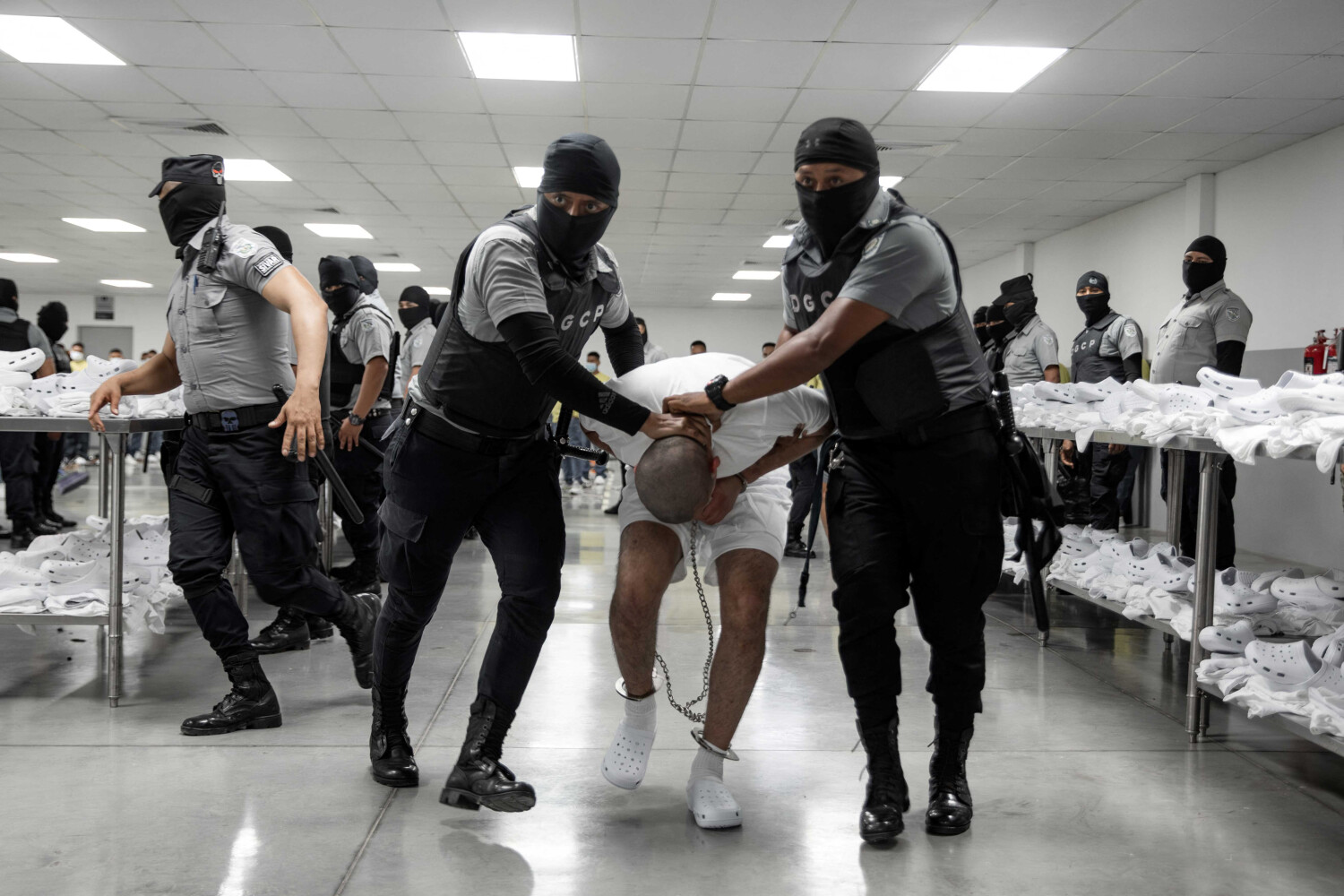 EUA enviam 238 supostos membros do gangue Tren de Aragua para El Salvador