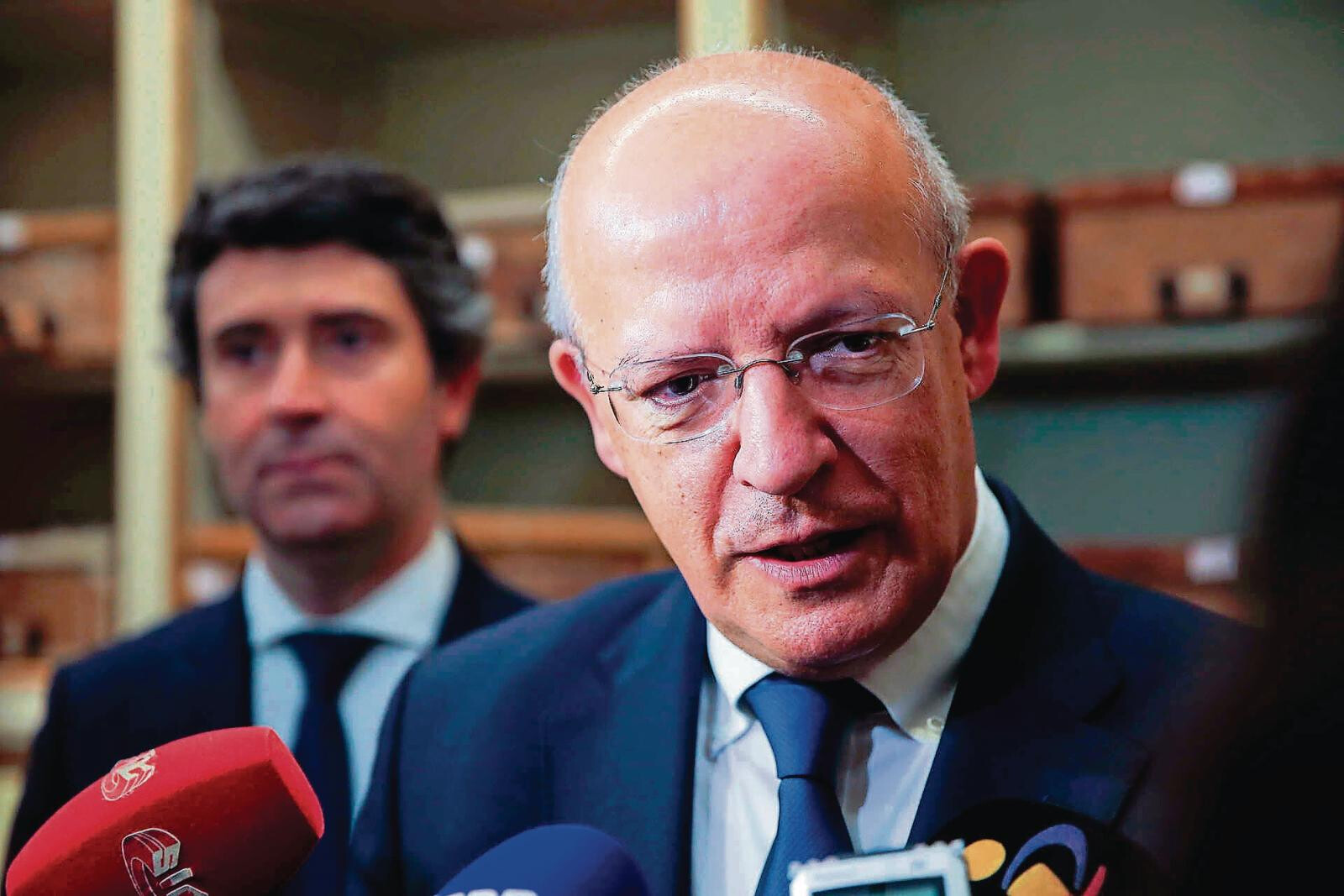 PS Faces Critical Moment: Santos Silva and Assis Back Carneiro for Leadership