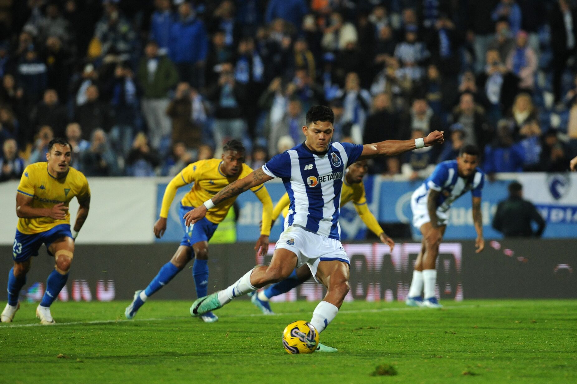 F. C. Porto esmaga canarinhos e Evanilson brilha a triplicar