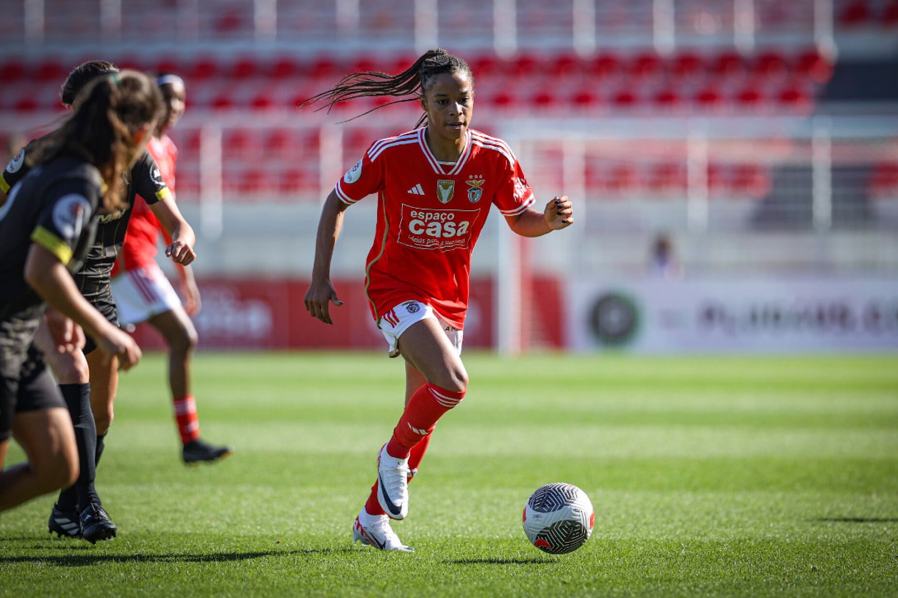 Benfica arranca Champions feminina da pior forma: goleado em Barcelona