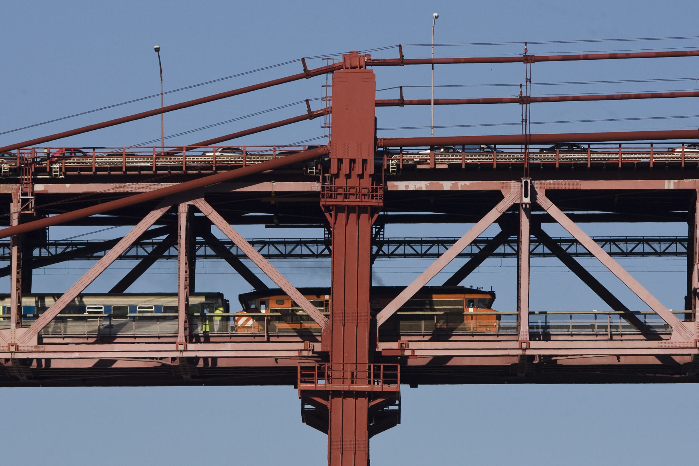 Train Disruption on the 25th of April Bridge: Two Men Cause Chaos in Lisbon