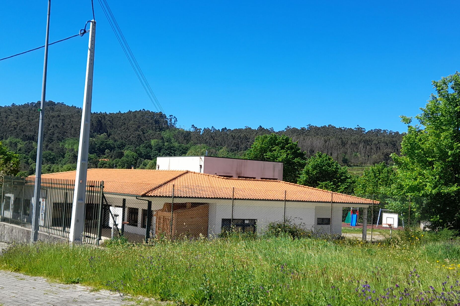 Menino de quatro anos ficou esquecido numa carrinha escolar em Fafe