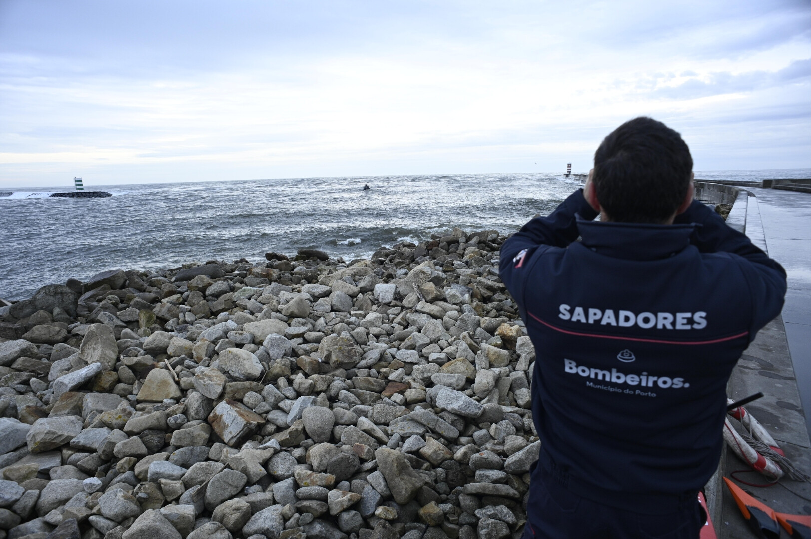 Dramatic Search for Missing Man After Wave Incident at Foz do Douro