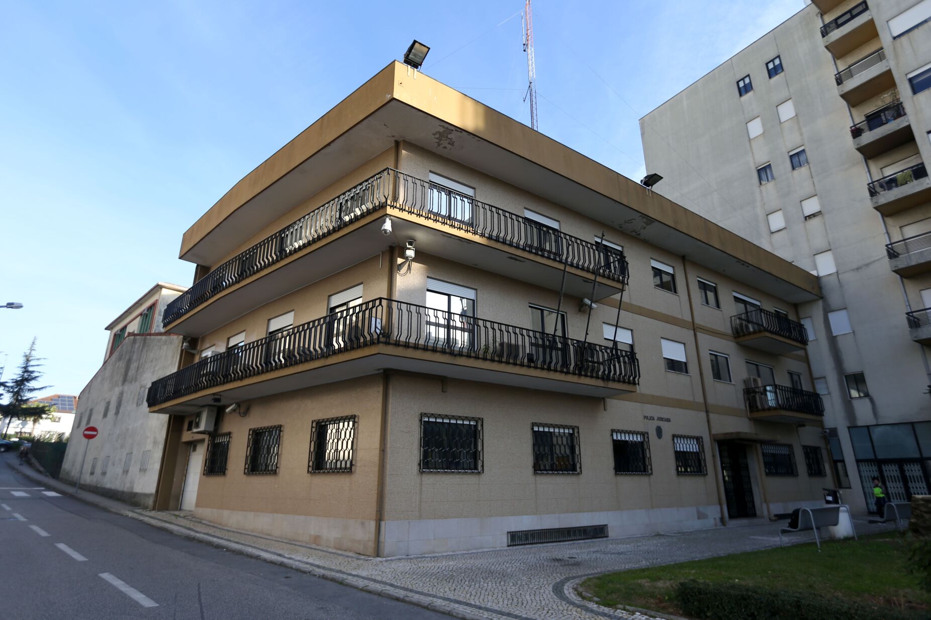 Homem encontrado em tronco nu e com as mãos atadas em rua de Braga