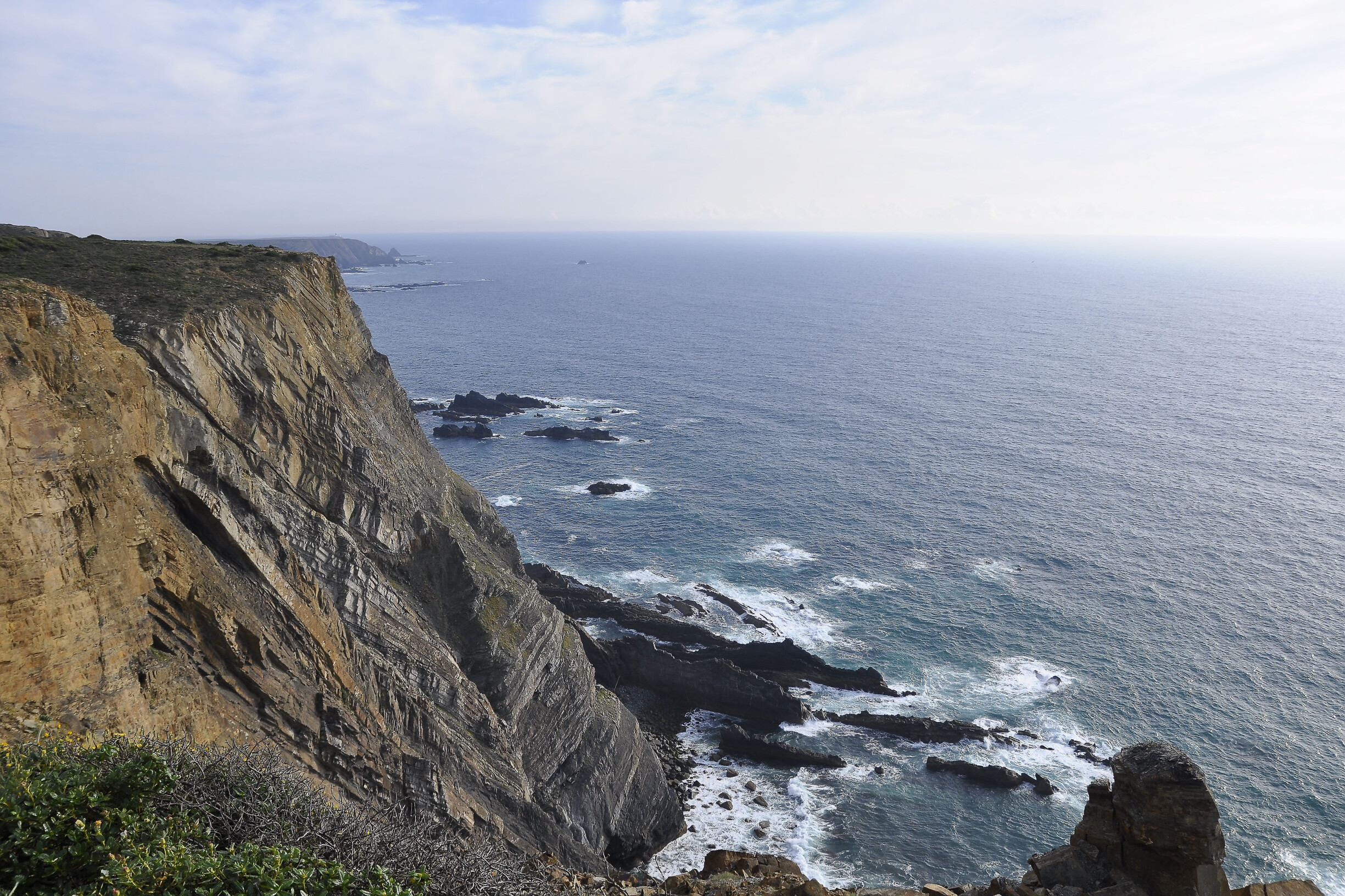 Tragic Fall: Foreign Woman Dies After 120-Meter Cliff Plunge in Algarve