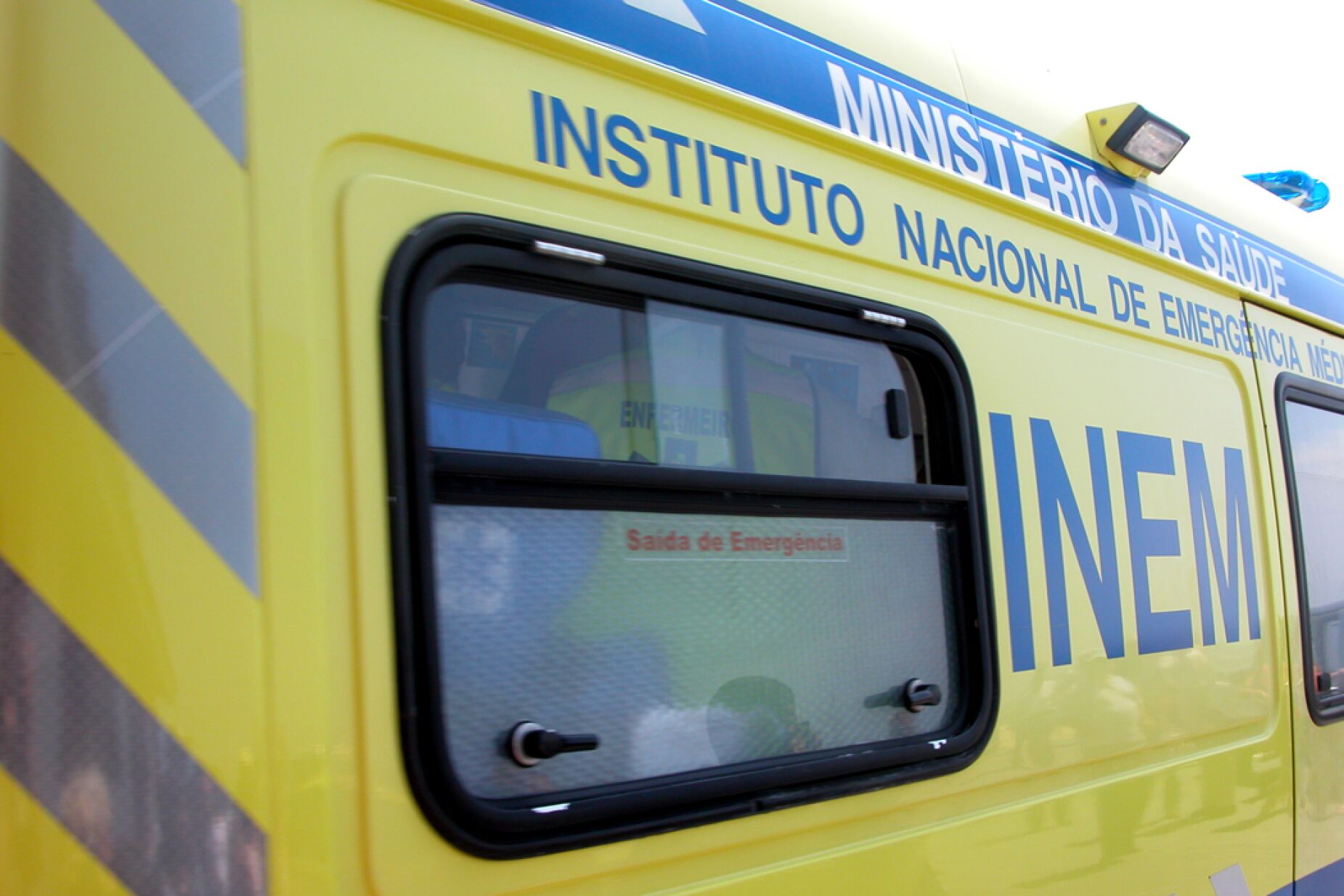 Ladrões levam computador e fardas em assalto à base da ambulância do INEM na Maia