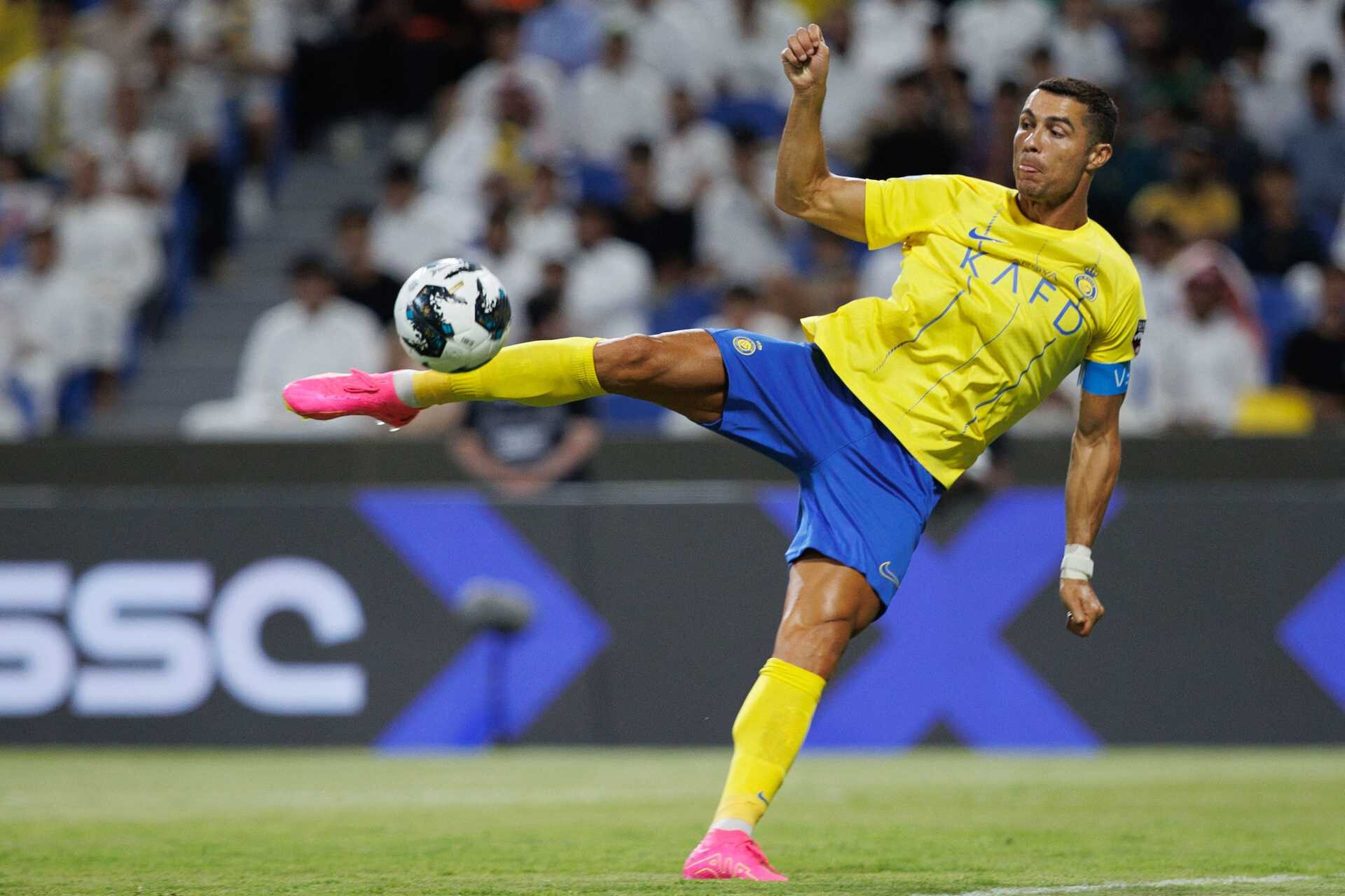 Igualou Bolas de Ouro de Ronaldo mas está longe no salário e cláusula