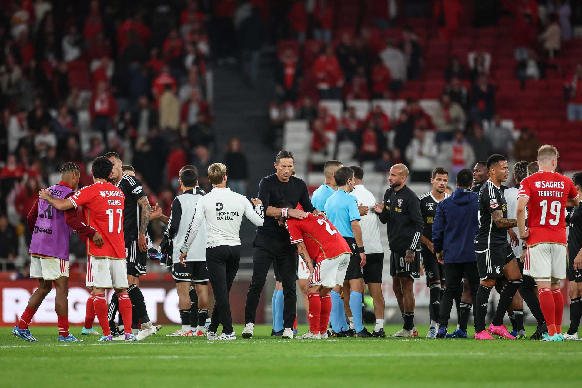 Benfica multado por pirotecnia e por felicitações a uma claque do Hajduk  Split