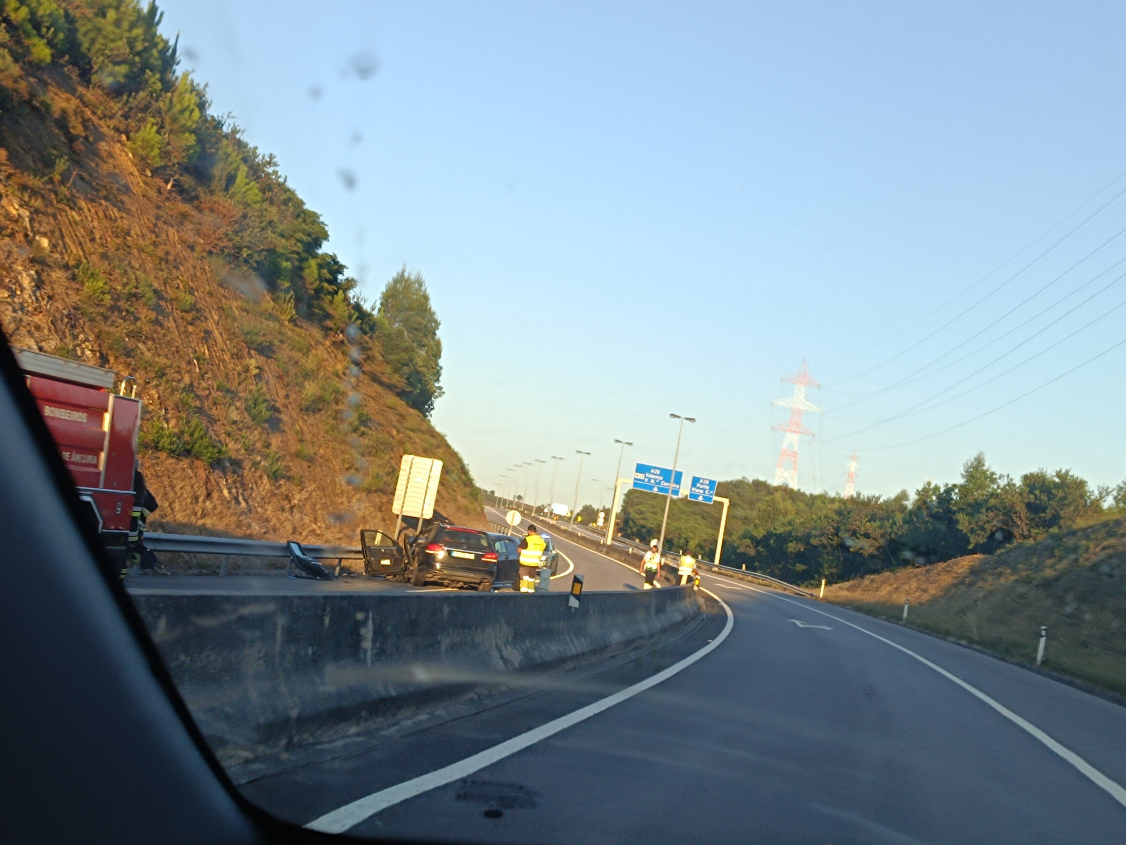 Três Feridos Graves Em Colisão Frontal Na A28