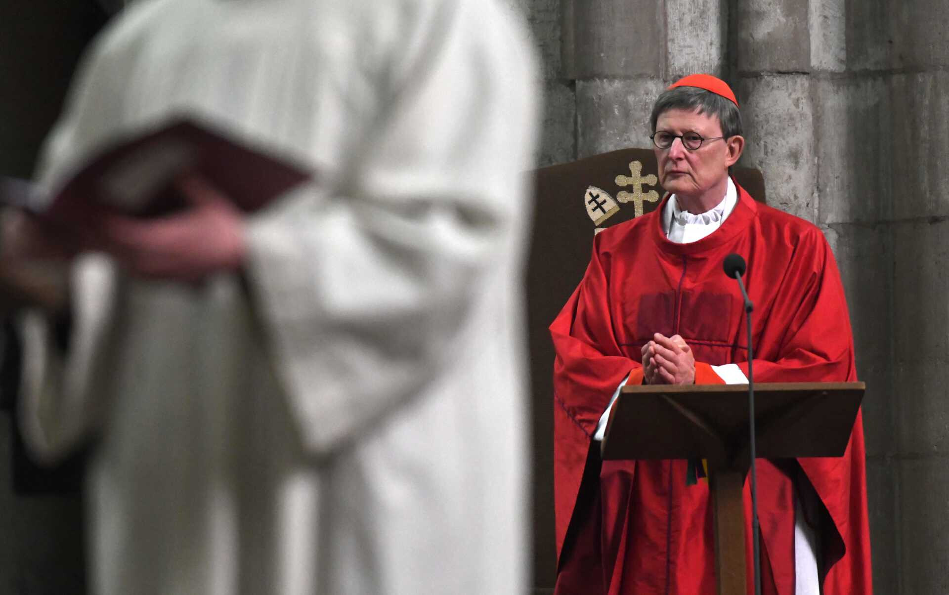 Katholische Priester segnen gleichgeschlechtliche Paare gegen deutschen Erzbischof