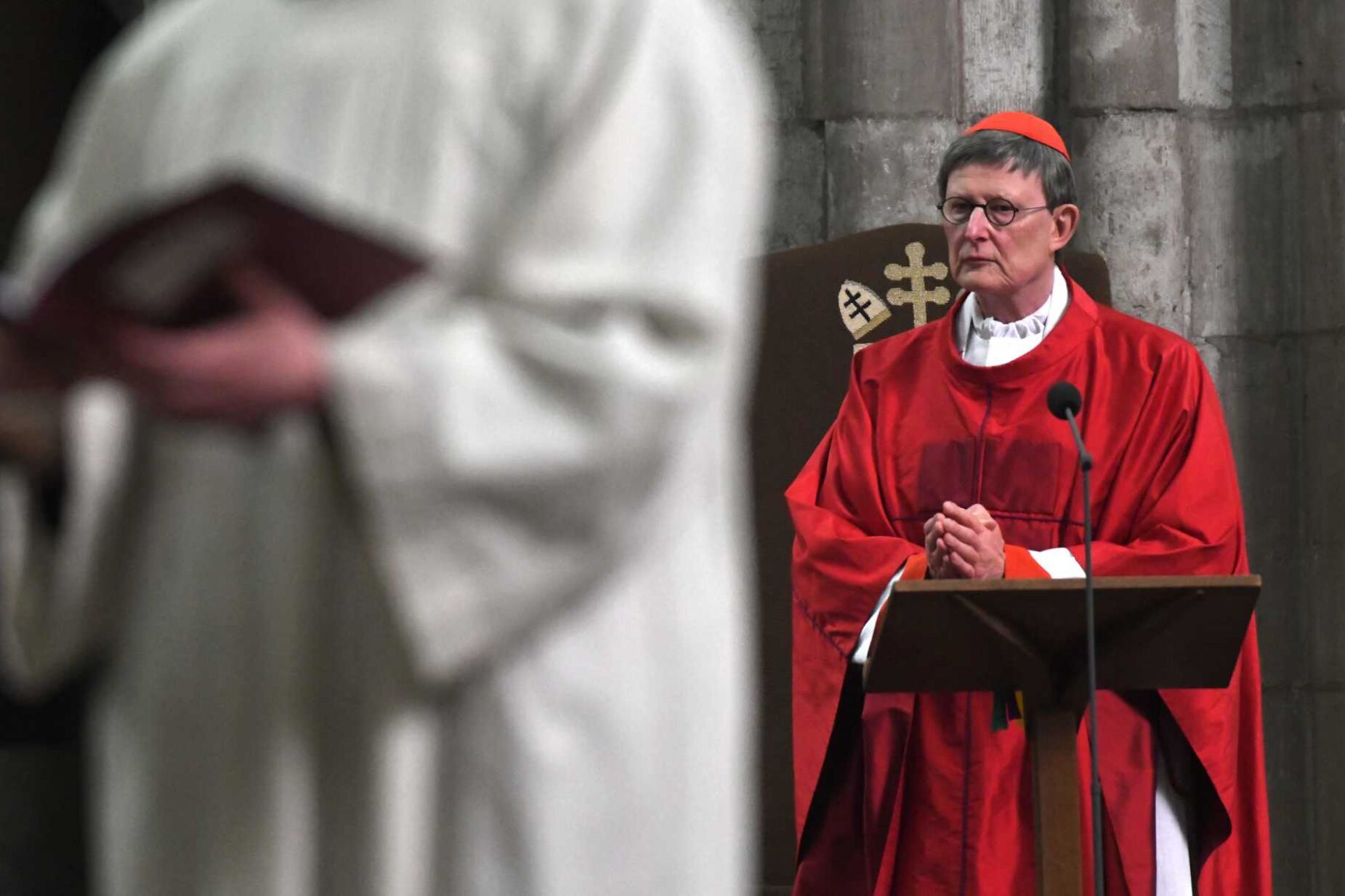 Padres católicos abençoam casais do mesmo sexo em protesto contra arcebispo  alemão