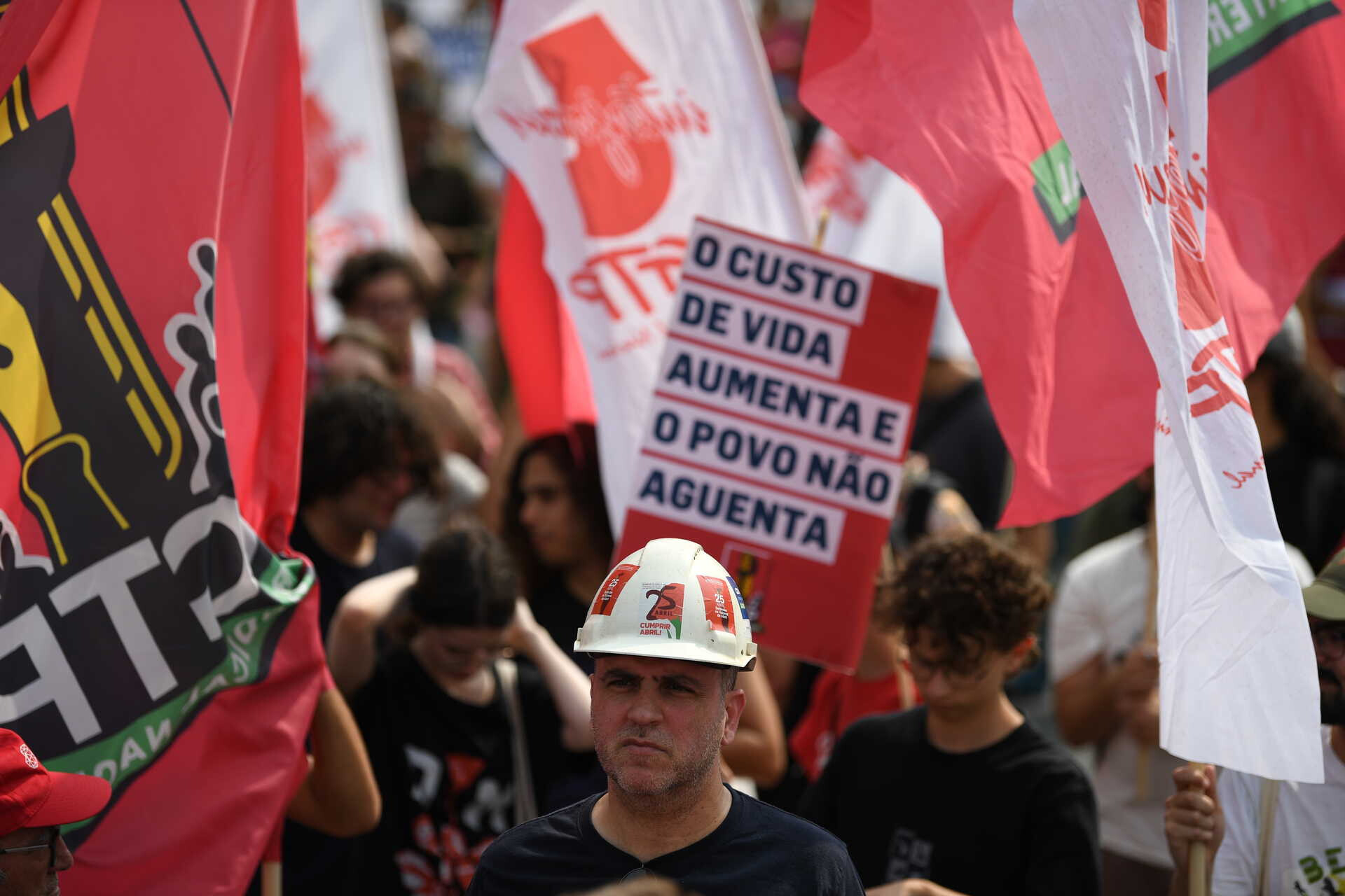 Número de trabalhadores em 'lay-off' sobe em outubro e atinge