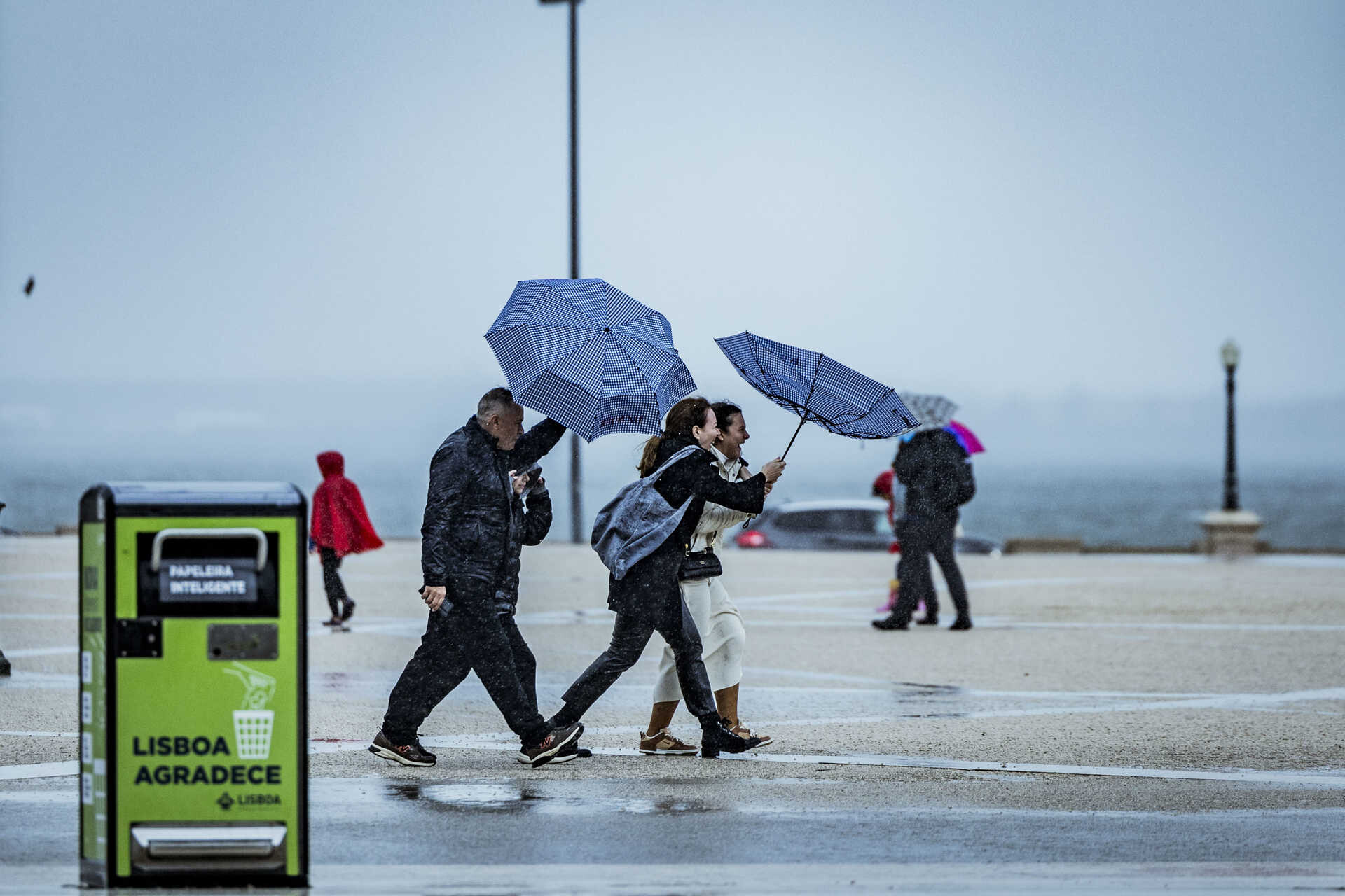 Orange Alerts Issued: Heavy Rain and Thunderstorms Expected in Nine Portuguese Districts Today