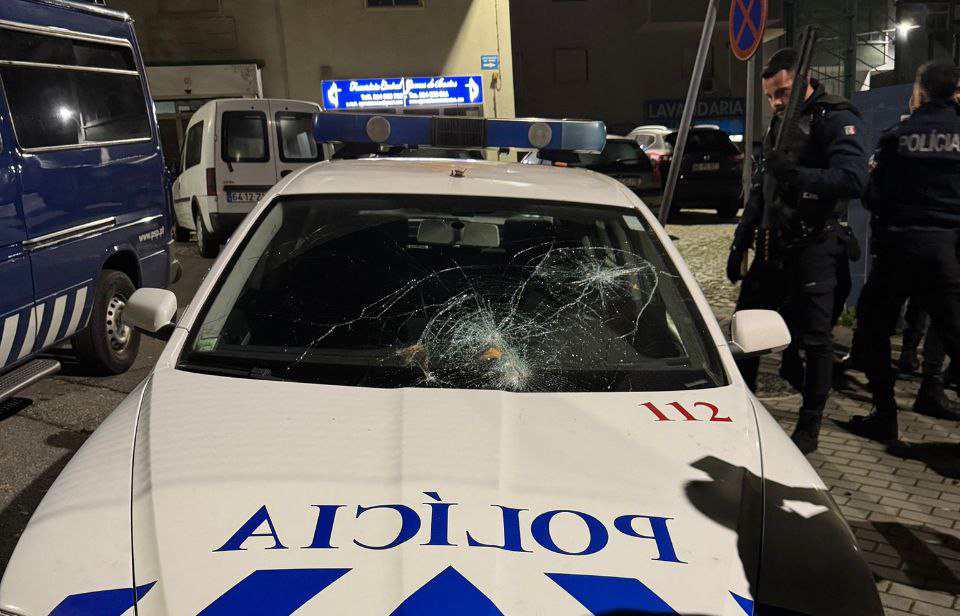 Shocking Attack on Police Car in Cova da Moura: What Happened?