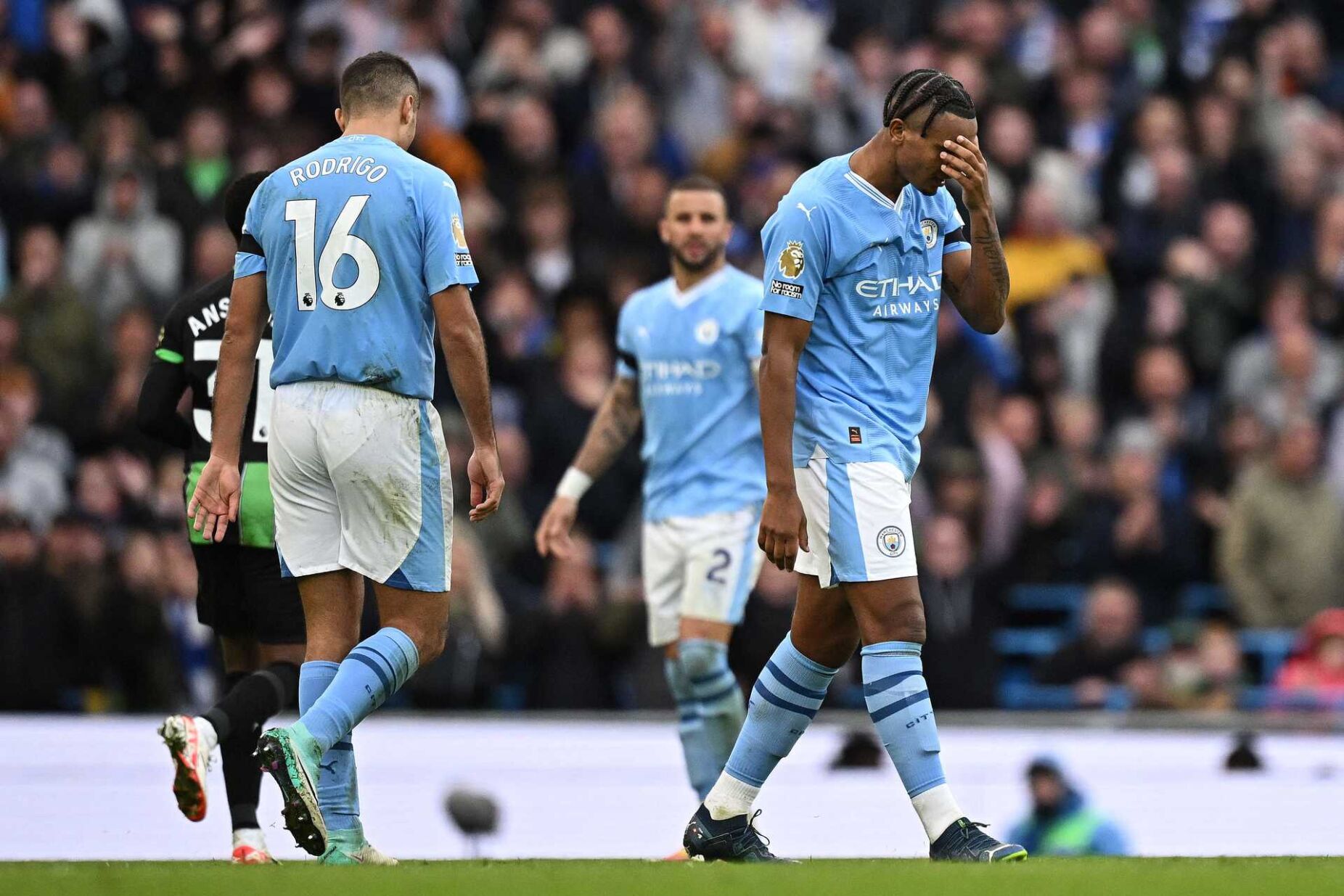 Premier League: Tottenham vence Luton com 1 a menos e assume liderança