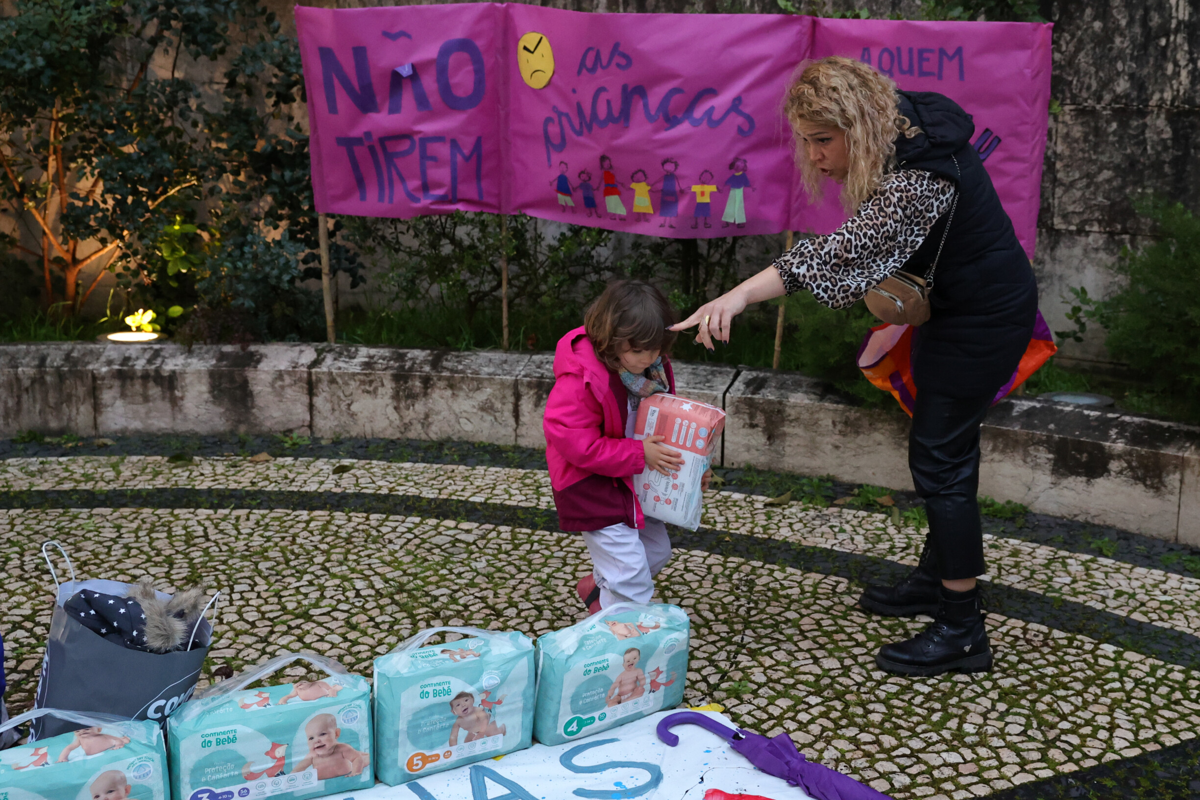 Community Rallies for Homeless Mother Facing Family Separation in Loures