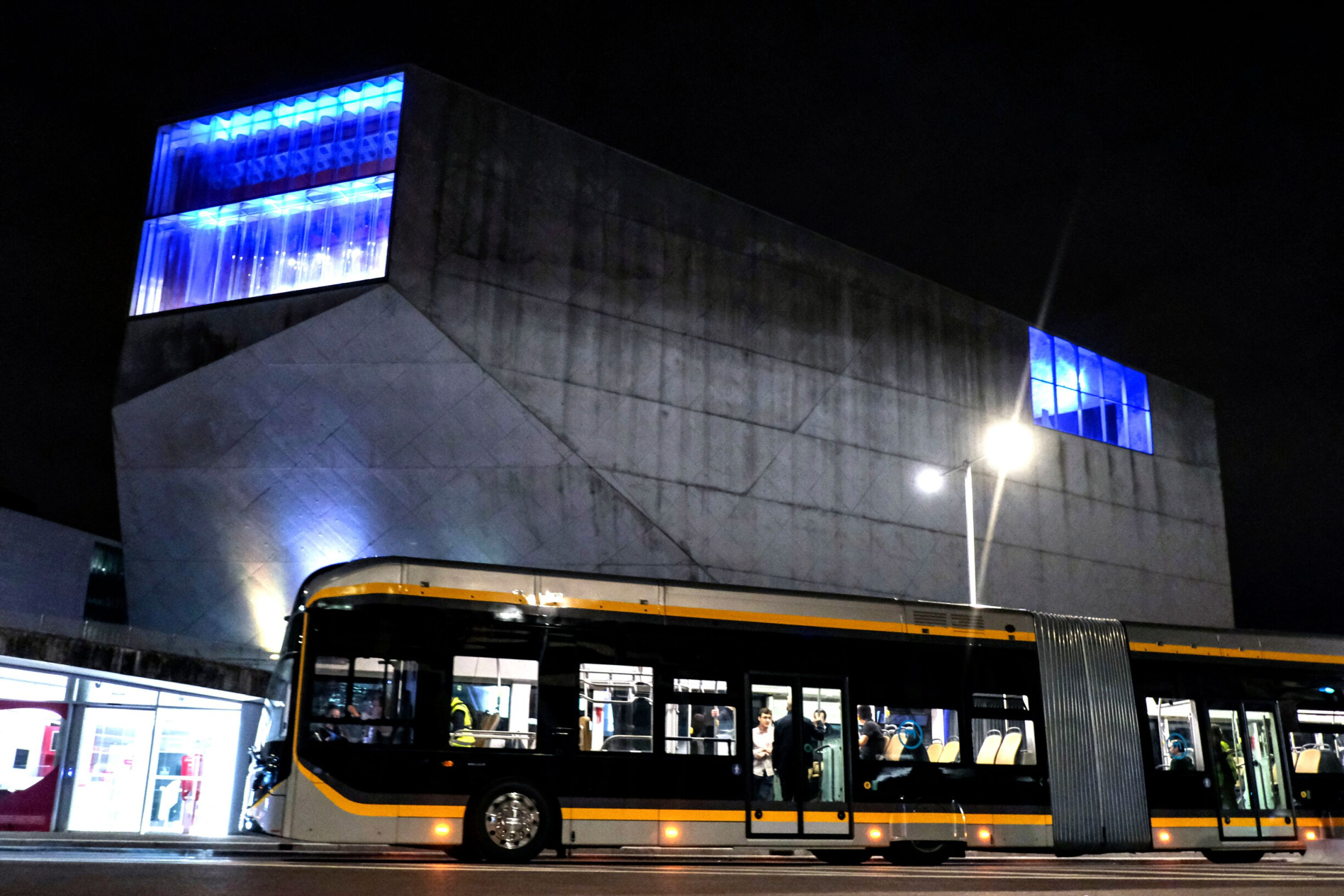 Porto's Metrobus Conducts First Night Trial After Nine-Month Delay