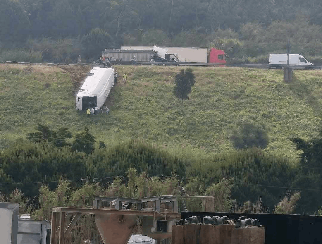 Shocking Collision on A8: School Bus Overturns Near Alcobaça, Multiple Children Injured